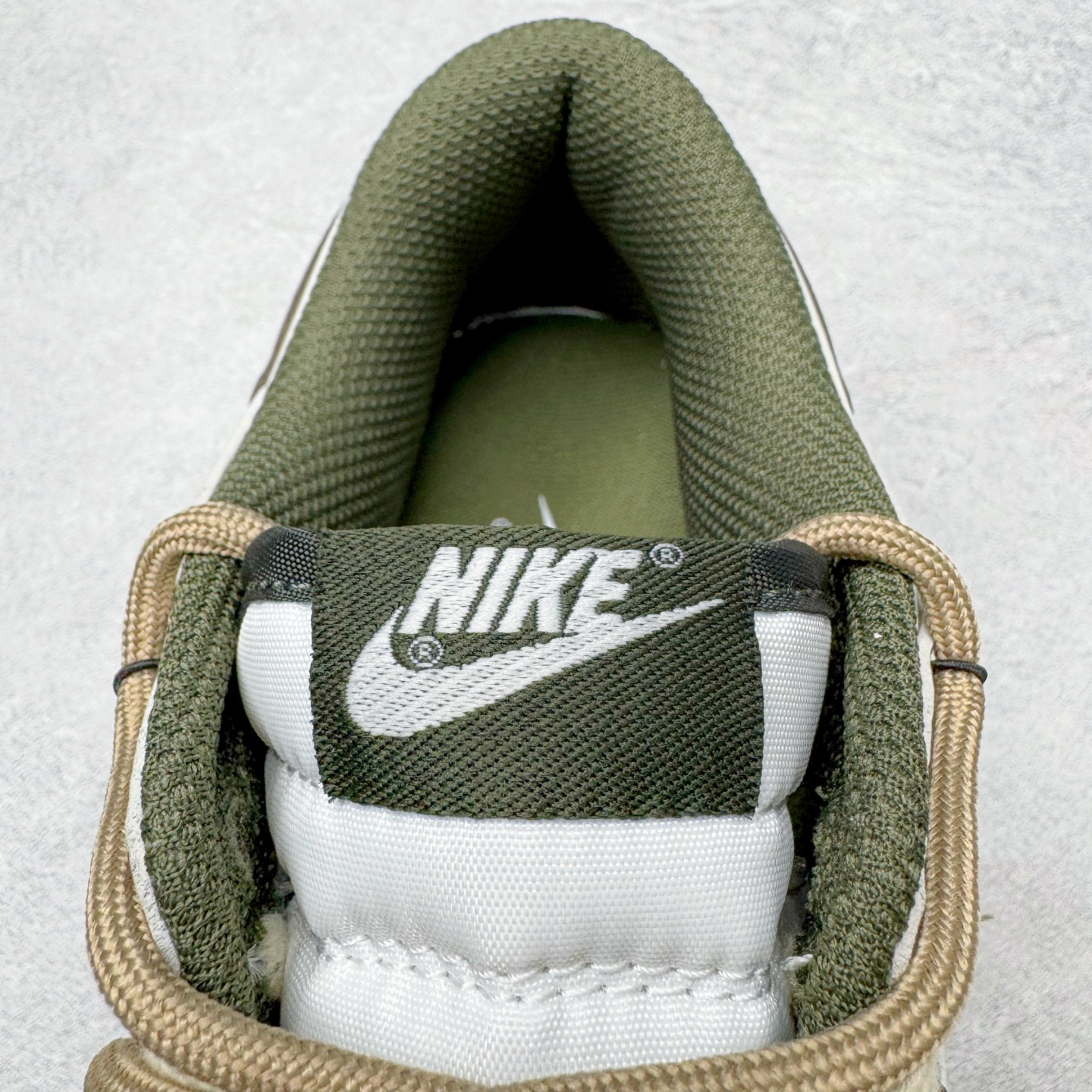 图片[14]-＃YC纯原 NK Dunk Low 羽毛 HF5441-102 此款以经典Dunk Low为廓形，醇厚米白为画布，做旧白交织浅棕鞋带，如大地本色般沉稳包容。标志性黑 Swoosh 划破沉闷，后跟细腻羽毛图腾，是打破常规的个性签章。点缀一抹亮橙，激活视觉记忆。拒绝千篇一律，以细节夺目，重构都市步履美学。定制系列天花板 无原鞋不开发 全系列得物原鞋一比一校对开发 配色持续更新中 终端对接 优势输出 全套原厂楦头原纸板数据档案倾力打造 原汁原味莞产 极致还原 圈内最强针车工艺 高端零售指定版 广东原厂配套原盒原标 鞋盒分三个尺码段 原厂冲刀 超高清洁度 全鞋零毛边皮料切割 采用原厂百宏鞋带以及原厂百宏织唛舌标 内标可供原厂几率过验 进口原装条纹中底布 四线拉帮白色点胶 原厂拉帮手法遵循公司 原厂电绣 极致还原 尺码：36 36.5 37.5 38 38.5 39 40 40.5 41 42 42.5 43 44 44.5 45 46-选品中心