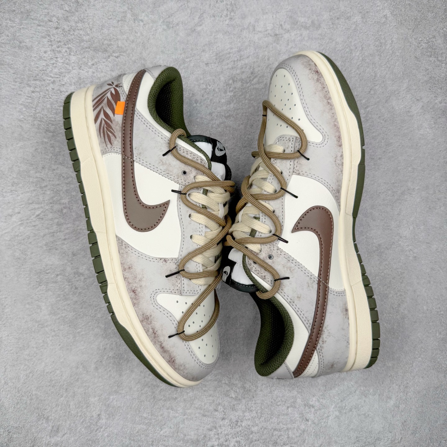 图片[3]-＃YC纯原 NK Dunk Low 羽毛 HF5441-102 此款以经典Dunk Low为廓形，醇厚米白为画布，做旧白交织浅棕鞋带，如大地本色般沉稳包容。标志性黑 Swoosh 划破沉闷，后跟细腻羽毛图腾，是打破常规的个性签章。点缀一抹亮橙，激活视觉记忆。拒绝千篇一律，以细节夺目，重构都市步履美学。定制系列天花板 无原鞋不开发 全系列得物原鞋一比一校对开发 配色持续更新中 终端对接 优势输出 全套原厂楦头原纸板数据档案倾力打造 原汁原味莞产 极致还原 圈内最强针车工艺 高端零售指定版 广东原厂配套原盒原标 鞋盒分三个尺码段 原厂冲刀 超高清洁度 全鞋零毛边皮料切割 采用原厂百宏鞋带以及原厂百宏织唛舌标 内标可供原厂几率过验 进口原装条纹中底布 四线拉帮白色点胶 原厂拉帮手法遵循公司 原厂电绣 极致还原 尺码：36 36.5 37.5 38 38.5 39 40 40.5 41 42 42.5 43 44 44.5 45 46-选品中心