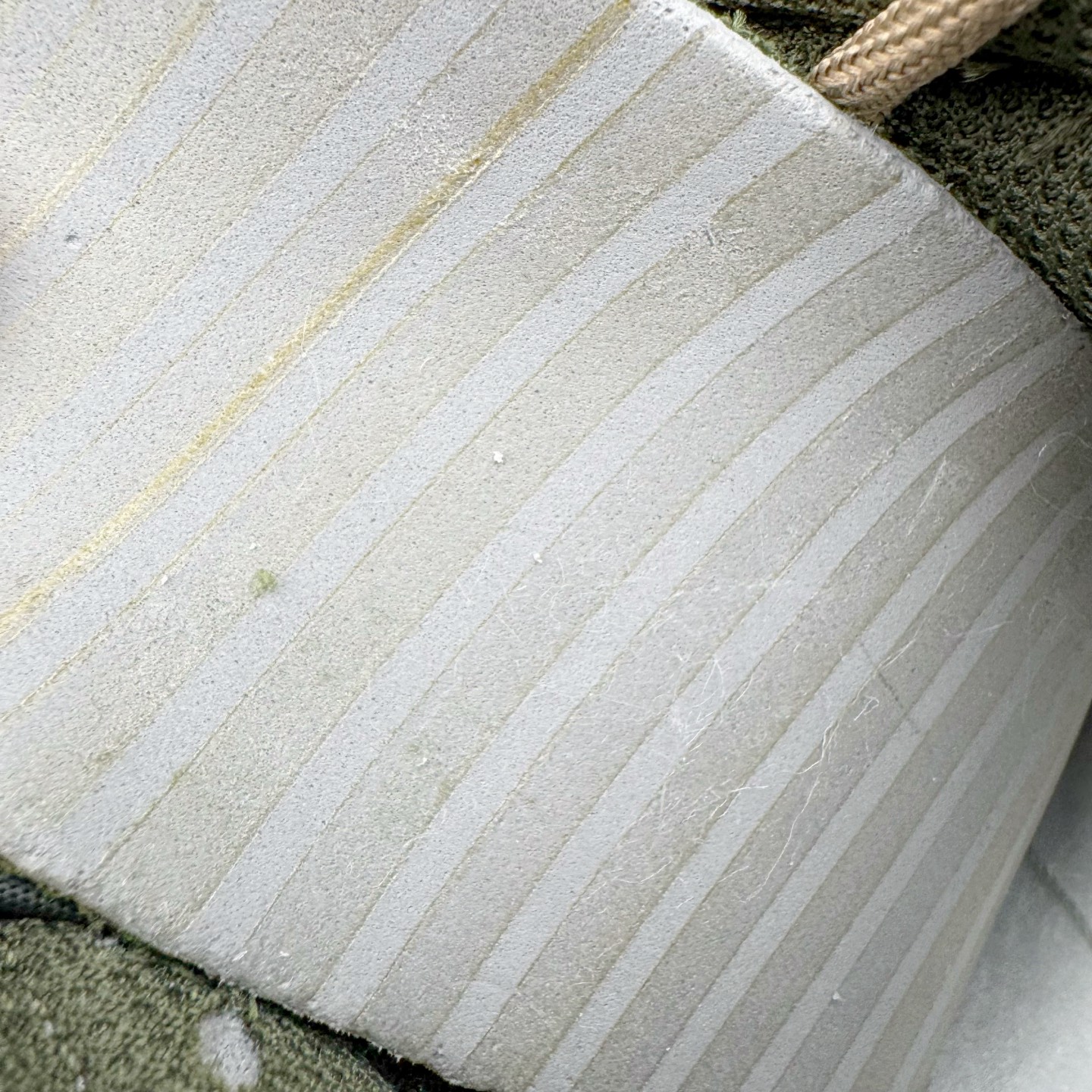 图片[11]-＃YC纯原 NK Dunk Low 羽毛 HF5441-102 此款以经典Dunk Low为廓形，醇厚米白为画布，做旧白交织浅棕鞋带，如大地本色般沉稳包容。标志性黑 Swoosh 划破沉闷，后跟细腻羽毛图腾，是打破常规的个性签章。点缀一抹亮橙，激活视觉记忆。拒绝千篇一律，以细节夺目，重构都市步履美学。定制系列天花板 无原鞋不开发 全系列得物原鞋一比一校对开发 配色持续更新中 终端对接 优势输出 全套原厂楦头原纸板数据档案倾力打造 原汁原味莞产 极致还原 圈内最强针车工艺 高端零售指定版 广东原厂配套原盒原标 鞋盒分三个尺码段 原厂冲刀 超高清洁度 全鞋零毛边皮料切割 采用原厂百宏鞋带以及原厂百宏织唛舌标 内标可供原厂几率过验 进口原装条纹中底布 四线拉帮白色点胶 原厂拉帮手法遵循公司 原厂电绣 极致还原 尺码：36 36.5 37.5 38 38.5 39 40 40.5 41 42 42.5 43 44 44.5 45 46-选品中心