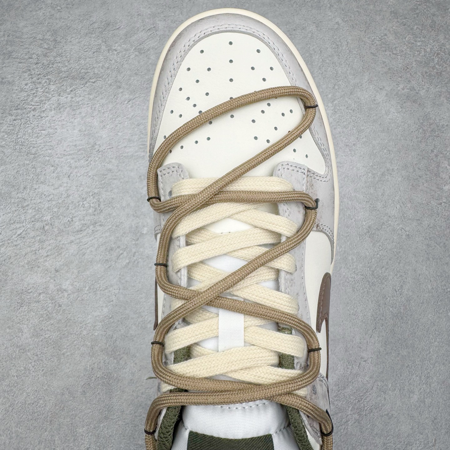 图片[4]-＃YC纯原 NK Dunk Low 羽毛 HF5441-102 此款以经典Dunk Low为廓形，醇厚米白为画布，做旧白交织浅棕鞋带，如大地本色般沉稳包容。标志性黑 Swoosh 划破沉闷，后跟细腻羽毛图腾，是打破常规的个性签章。点缀一抹亮橙，激活视觉记忆。拒绝千篇一律，以细节夺目，重构都市步履美学。定制系列天花板 无原鞋不开发 全系列得物原鞋一比一校对开发 配色持续更新中 终端对接 优势输出 全套原厂楦头原纸板数据档案倾力打造 原汁原味莞产 极致还原 圈内最强针车工艺 高端零售指定版 广东原厂配套原盒原标 鞋盒分三个尺码段 原厂冲刀 超高清洁度 全鞋零毛边皮料切割 采用原厂百宏鞋带以及原厂百宏织唛舌标 内标可供原厂几率过验 进口原装条纹中底布 四线拉帮白色点胶 原厂拉帮手法遵循公司 原厂电绣 极致还原 尺码：36 36.5 37.5 38 38.5 39 40 40.5 41 42 42.5 43 44 44.5 45 46-选品中心