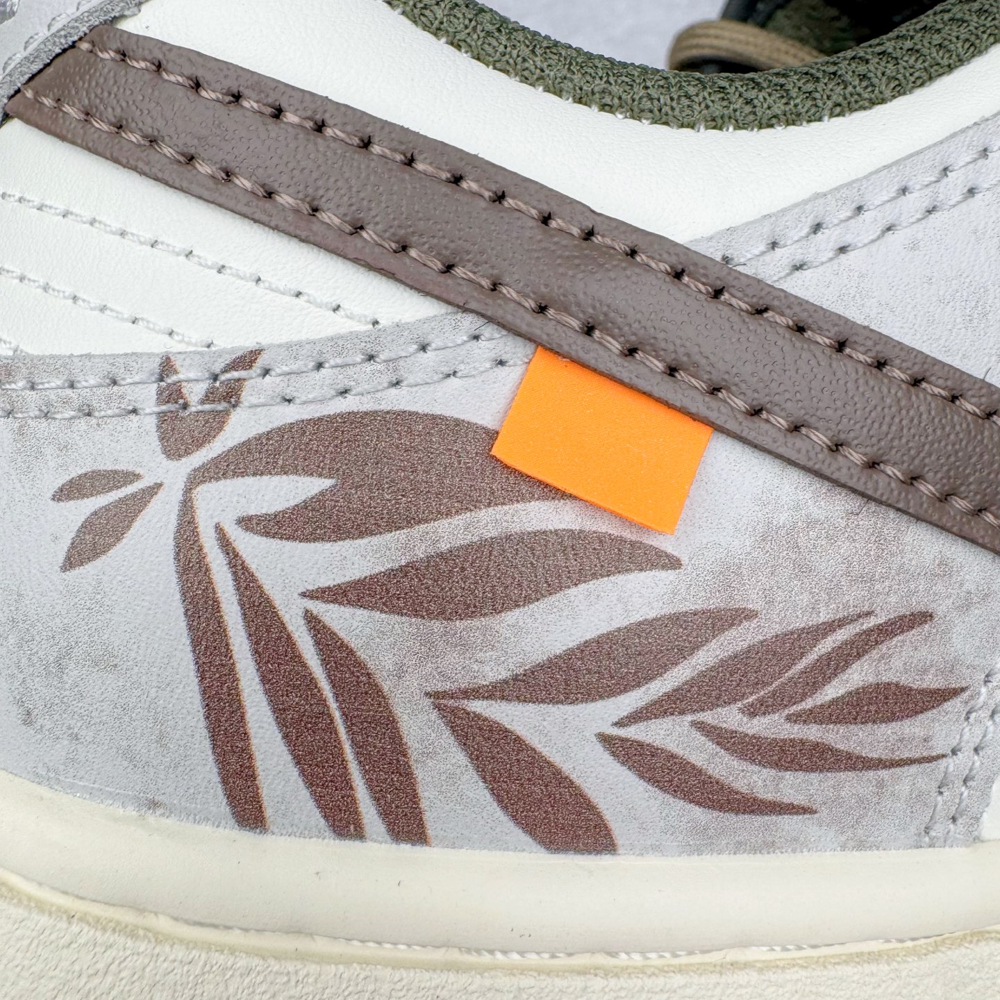 图片[18]-＃YC纯原 NK Dunk Low 羽毛 HF5441-102 此款以经典Dunk Low为廓形，醇厚米白为画布，做旧白交织浅棕鞋带，如大地本色般沉稳包容。标志性黑 Swoosh 划破沉闷，后跟细腻羽毛图腾，是打破常规的个性签章。点缀一抹亮橙，激活视觉记忆。拒绝千篇一律，以细节夺目，重构都市步履美学。定制系列天花板 无原鞋不开发 全系列得物原鞋一比一校对开发 配色持续更新中 终端对接 优势输出 全套原厂楦头原纸板数据档案倾力打造 原汁原味莞产 极致还原 圈内最强针车工艺 高端零售指定版 广东原厂配套原盒原标 鞋盒分三个尺码段 原厂冲刀 超高清洁度 全鞋零毛边皮料切割 采用原厂百宏鞋带以及原厂百宏织唛舌标 内标可供原厂几率过验 进口原装条纹中底布 四线拉帮白色点胶 原厂拉帮手法遵循公司 原厂电绣 极致还原 尺码：36 36.5 37.5 38 38.5 39 40 40.5 41 42 42.5 43 44 44.5 45 46-选品中心