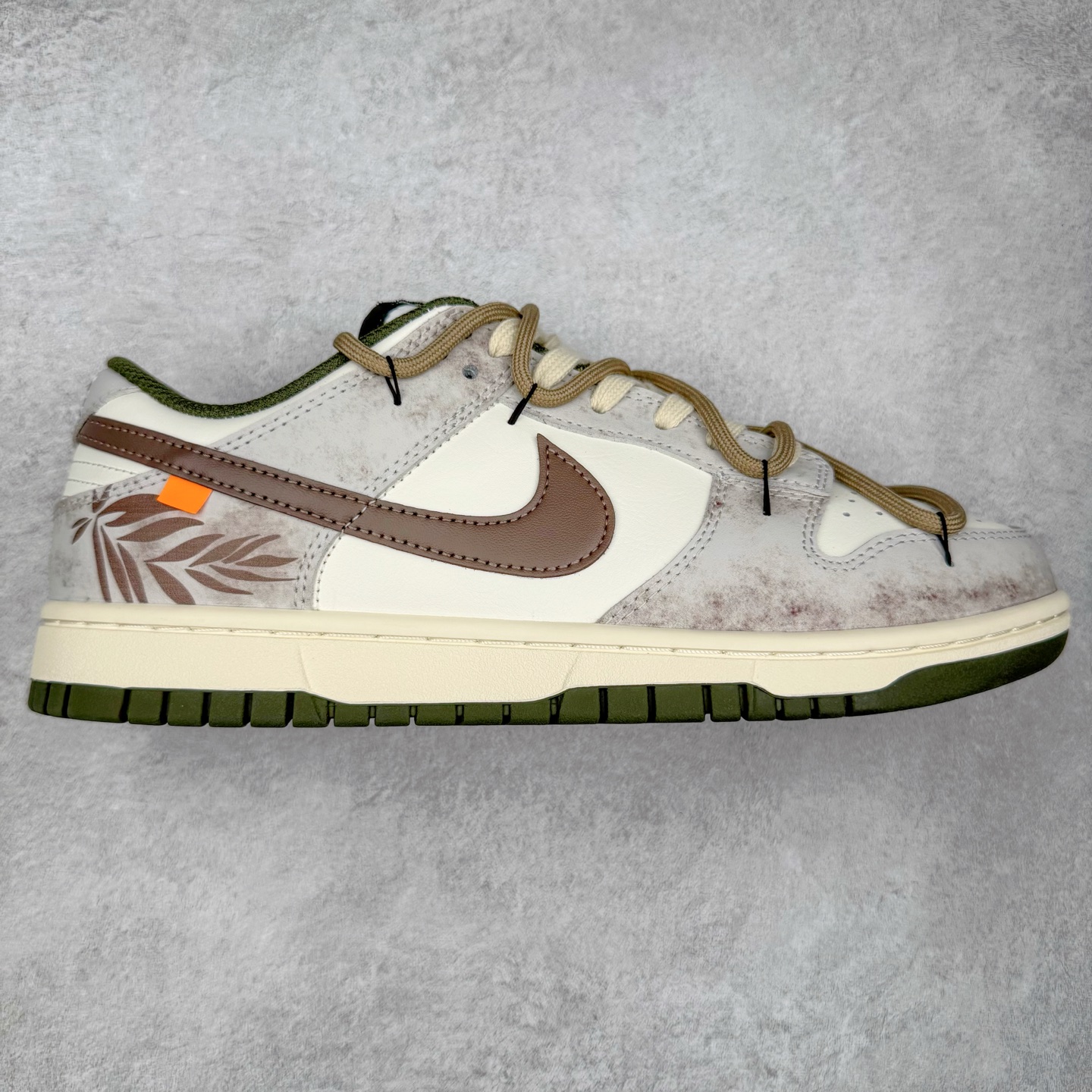 ＃YC纯原 NK Dunk Low 羽毛 HF5441-102 此款以经典Dunk Low为廓形，醇厚米白为画布，做旧白交织浅棕鞋带，如大地本色般沉稳包容。标志性黑 Swoosh 划破沉闷，后跟细腻羽毛图腾，是打破常规的个性签章。点缀一抹亮橙，激活视觉记忆。拒绝千篇一律，以细节夺目，重构都市步履美学。定制系列天花板 无原鞋不开发 全系列得物原鞋一比一校对开发 配色持续更新中 终端对接 优势输出 全套原厂楦头原纸板数据档案倾力打造 原汁原味莞产 极致还原 圈内最强针车工艺 高端零售指定版 广东原厂配套原盒原标 鞋盒分三个尺码段 原厂冲刀 超高清洁度 全鞋零毛边皮料切割 采用原厂百宏鞋带以及原厂百宏织唛舌标 内标可供原厂几率过验 进口原装条纹中底布 四线拉帮白色点胶 原厂拉帮手法遵循公司 原厂电绣 极致还原 尺码：36 36.5 37.5 38 38.5 39 40 40.5 41 42 42.5 43 44 44.5 45 46-选品中心