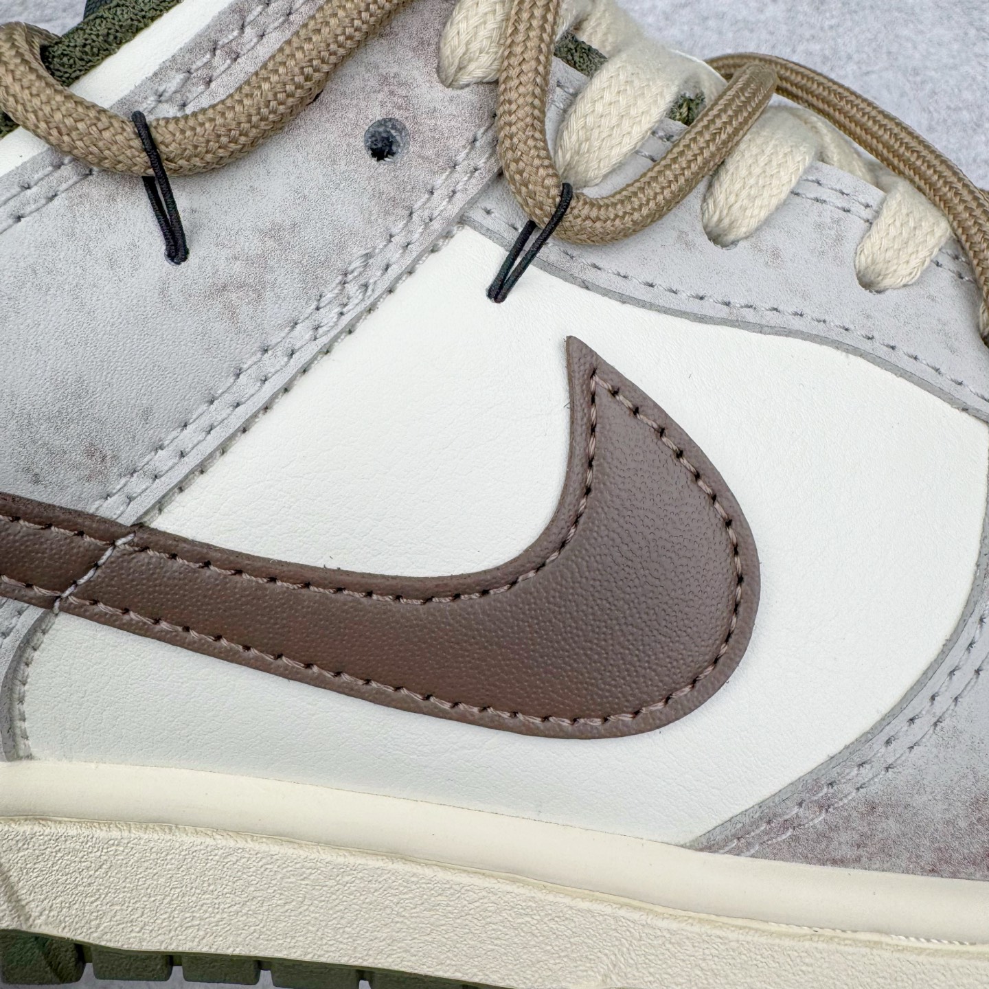 图片[19]-＃YC纯原 NK Dunk Low 羽毛 HF5441-102 此款以经典Dunk Low为廓形，醇厚米白为画布，做旧白交织浅棕鞋带，如大地本色般沉稳包容。标志性黑 Swoosh 划破沉闷，后跟细腻羽毛图腾，是打破常规的个性签章。点缀一抹亮橙，激活视觉记忆。拒绝千篇一律，以细节夺目，重构都市步履美学。定制系列天花板 无原鞋不开发 全系列得物原鞋一比一校对开发 配色持续更新中 终端对接 优势输出 全套原厂楦头原纸板数据档案倾力打造 原汁原味莞产 极致还原 圈内最强针车工艺 高端零售指定版 广东原厂配套原盒原标 鞋盒分三个尺码段 原厂冲刀 超高清洁度 全鞋零毛边皮料切割 采用原厂百宏鞋带以及原厂百宏织唛舌标 内标可供原厂几率过验 进口原装条纹中底布 四线拉帮白色点胶 原厂拉帮手法遵循公司 原厂电绣 极致还原 尺码：36 36.5 37.5 38 38.5 39 40 40.5 41 42 42.5 43 44 44.5 45 46-选品中心