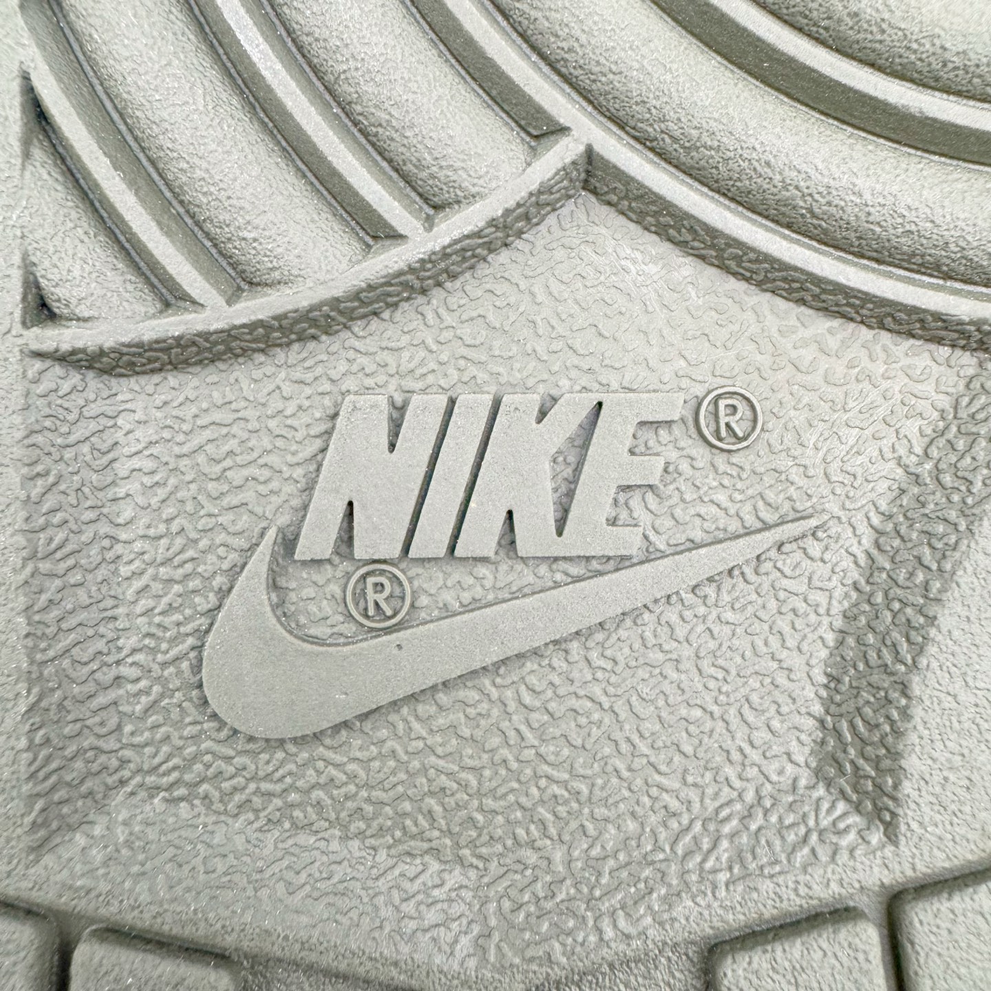 图片[21]-＃YC纯原 NK Dunk Low 羽毛 HF5441-102 此款以经典Dunk Low为廓形，醇厚米白为画布，做旧白交织浅棕鞋带，如大地本色般沉稳包容。标志性黑 Swoosh 划破沉闷，后跟细腻羽毛图腾，是打破常规的个性签章。点缀一抹亮橙，激活视觉记忆。拒绝千篇一律，以细节夺目，重构都市步履美学。定制系列天花板 无原鞋不开发 全系列得物原鞋一比一校对开发 配色持续更新中 终端对接 优势输出 全套原厂楦头原纸板数据档案倾力打造 原汁原味莞产 极致还原 圈内最强针车工艺 高端零售指定版 广东原厂配套原盒原标 鞋盒分三个尺码段 原厂冲刀 超高清洁度 全鞋零毛边皮料切割 采用原厂百宏鞋带以及原厂百宏织唛舌标 内标可供原厂几率过验 进口原装条纹中底布 四线拉帮白色点胶 原厂拉帮手法遵循公司 原厂电绣 极致还原 尺码：36 36.5 37.5 38 38.5 39 40 40.5 41 42 42.5 43 44 44.5 45 46-选品中心