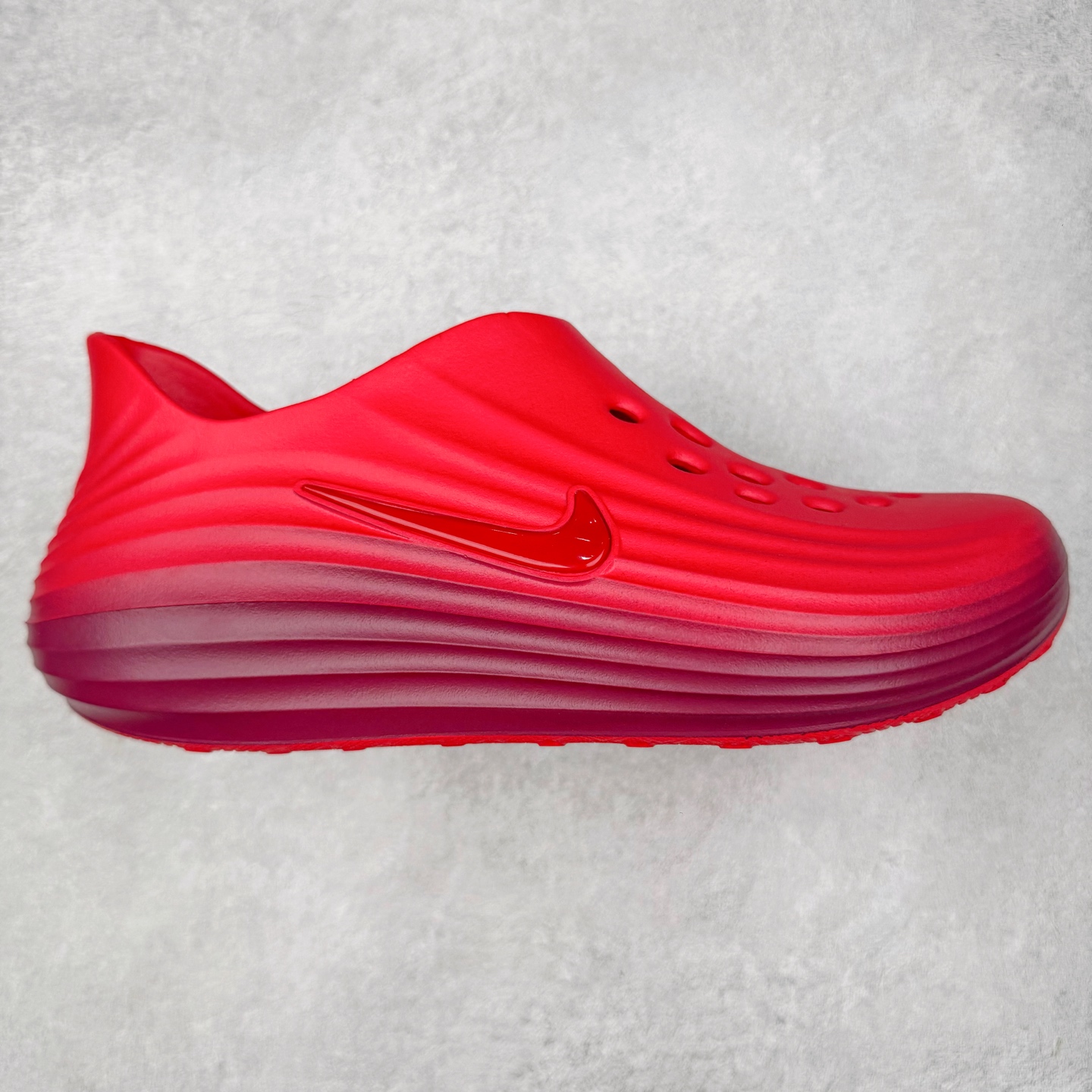 NK ReactX Rejuven8 简约舒适百搭洞洞鞋 从名字就能看出，这款鞋搭载了React X缓震科技，保证了舒适的脚感和轻盈的穿着体验。设计上，这双鞋采用了近几年非常流行的洞洞鞋风格，但特别之处在于加入了波浪纹路细节，让整个鞋型看起来更有立体感，视觉上也增添了几分现代感。尺码：36 36.5 37.5 38 38.5 39 40 40.5 41 42 42.5 43 44 44.5 45-选品中心