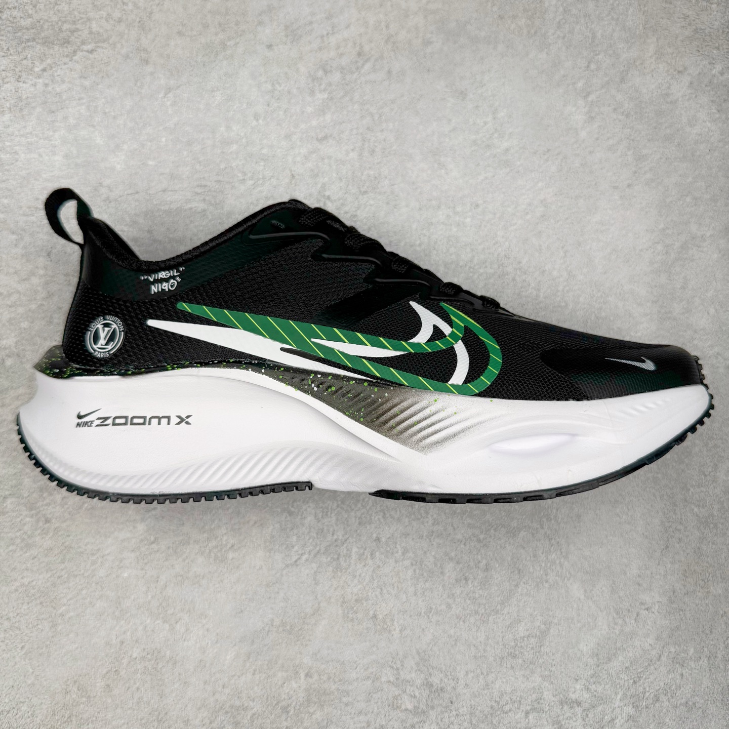 NK Zoom Pegasus Plus 超级飞马涡轮增压马拉松慢跑鞋 CK4318-161 在设计上延续了原版鞋款的经典风格，向 Pegasus Turbo 致敬。鞋面采用 Flyknit 材质，巧妙地在不同区域实现紧密与松散的编织结合。标志性的尼龙中部条纹与原版 Turbo 设计呼应。原有的 Flywire 被内部毡织带替代。鞋领的衬垫和鞋跟支撑则为鞋面增添了完善的细节。与以往的 Turbo 型号采用双层泡沫不同，Pegasus Plus 使用了一体式 ZoomX 中底。鞋跟厚度为 35 毫米，前掌为 25 毫米，形成 10 毫米的落差，外底覆盖了大量橡胶，而 ZoomX 外露的部分也十分显眼。尺码：36 36.5 37.5 38 38.5 39 40 40.5 41 42 42.5 43 44 44.5 45-选品中心