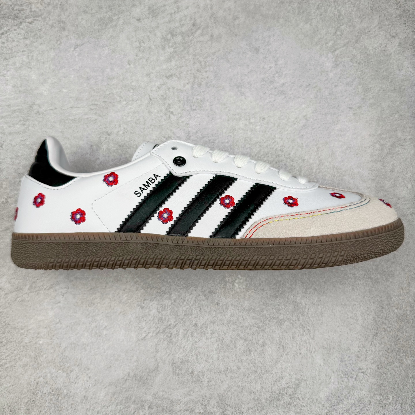 AD Original Samba OG 复古经典轻便板鞋 IF4391 口碑大厂出品 品控大底版型不断改良更新 全套原纸板楦头开发 确保原汁原味 完美呈现桑巴版型 一比一鞋头弧度高度鞋身弧度 此版本只针对中端市场 皮料材质有所更替 其他数据细节工艺流程均保持一致 绝不口嗨 细节品控鞋型随意对比 正确烫金高频细节 原装纳米超迁皮料 独家私模橡胶大底 原盒原配 这款桑巴鞋展示了高质量的工艺 带有装饰的超锁缝制和无缝的手感 柔软、柔软的皮革造型和标志性的3条纹完成了精致的外观 正规合身鞋带 鞋面上有绒面鞋垫 橡胶鞋底 享受正畸套筒软感 自50年代首次亮相以来就一直在赢得粉丝的青睐 尺码：35.5 36 36.5 37.5 38 38.5 39 40 40.5 41 42 42.5 43 44 44.5 45-选品中心