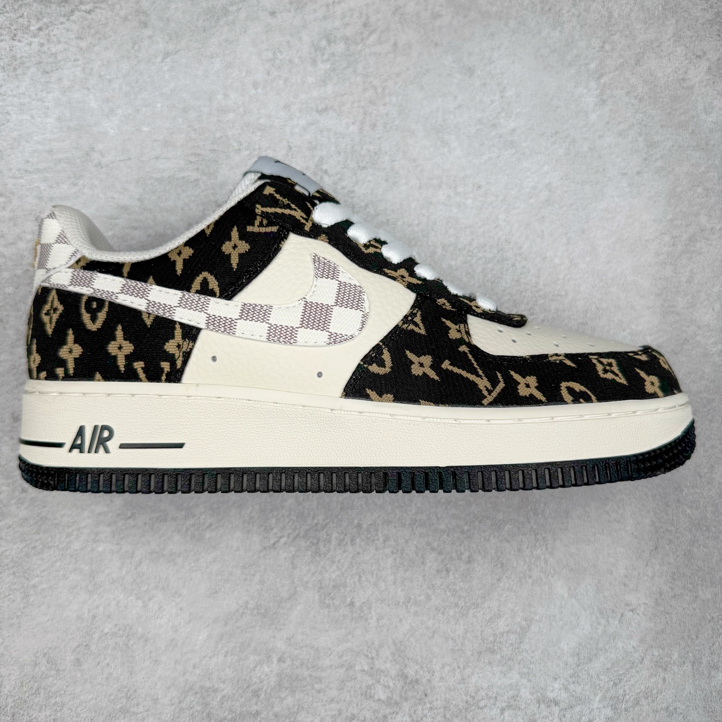 NK Air Force 1´07 Low 空军一号低帮百搭休闲运动板鞋 BZ6880-104 柔软、弹性十足的缓震性能和出色的中底设计 横跨复古与现代的外型结合 造就出风靡全球 三十多年的Force 1 直到今天还深受青睐 实拍调校N版已经零色差零失真 百分百还原实物色彩所见即所得 不存在货不对板色差等低级问题 选购参考实物拍摄 不混卖不参货 只用心做好货严格选品 承诺混一赔十 尺码：36 36.5 37.5 38 38.5 39 40 40.5 41 42 42.5 43 44 44.5 45-选品中心