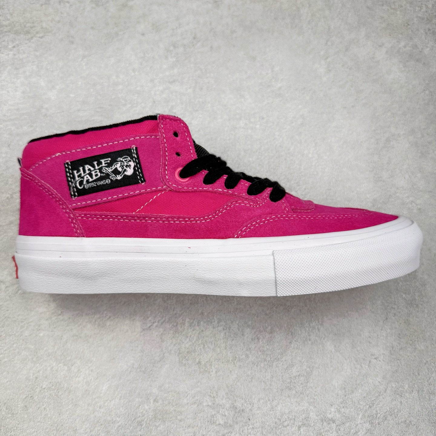 Vans Skate Half Cab 玫红/火龙果 美式复古休闲中帮职业滑板鞋 货号： VN0A2Z34AFJ 尺码：36 36.5 37 38 38.5 39 40 40.5 41 42 42.5 43 44-选品中心