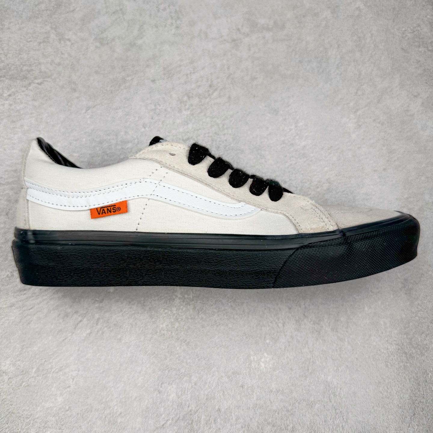 Vans Sk8-Low 白黑 范斯复古休闲硫化帆布鞋 该鞋款以白线勾勒出整体造型 鞋面采用帆布拼接麂皮材质搭配黑色鞋带 白色鞋身搭配橘色织唛标点缀 黑色大底拉满整体质感 尺码:35 36 36.5 37 38 38.5 39 40 40.5 41 42 42.5 43 44-选品中心
