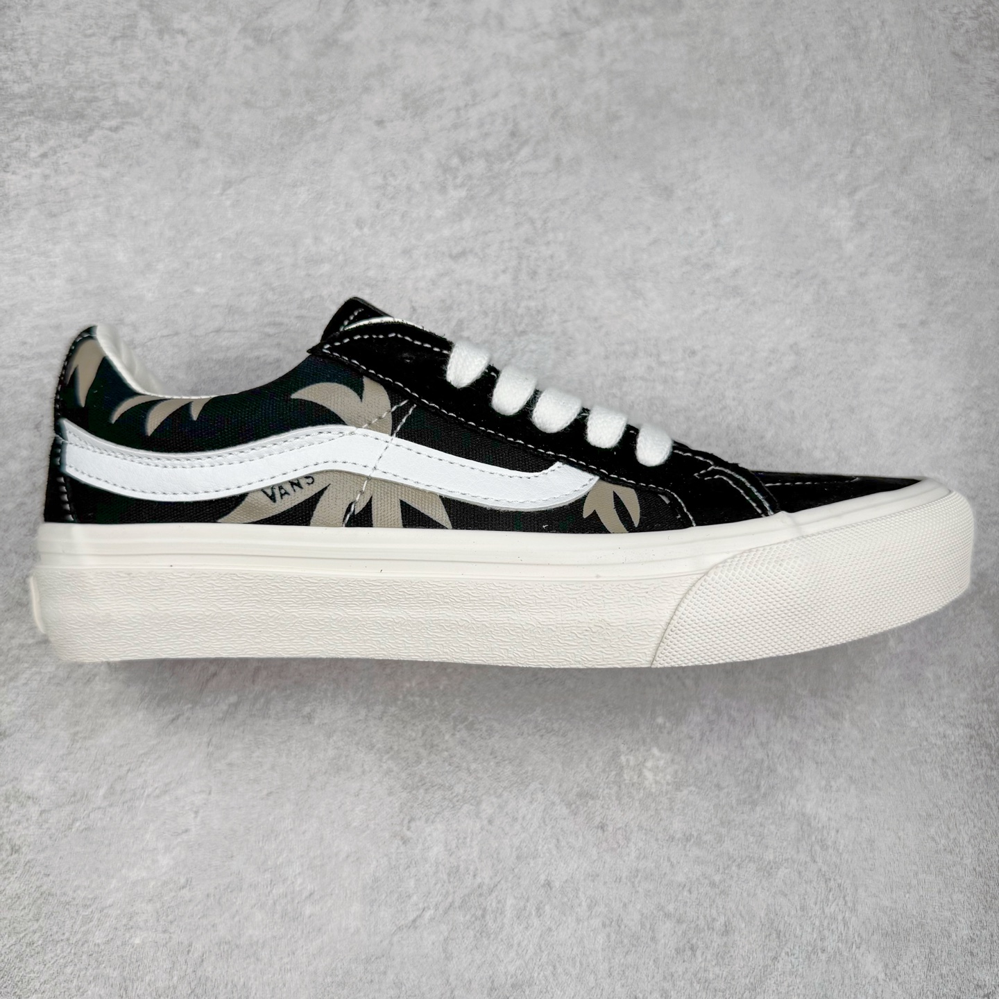 Vans Sk8-Low 黑色棕榈叶 范斯官方 防滑耐磨硫化帆布鞋 鞋款采用帆布与麂皮材质拼接而成 鞋面搭配棕榈叶图案 极具辨识度 上脚百搭不出错 尺码:35 36 36.5 37 38 38.5 39 40 40.5 41 42 42.5 43 44-选品中心