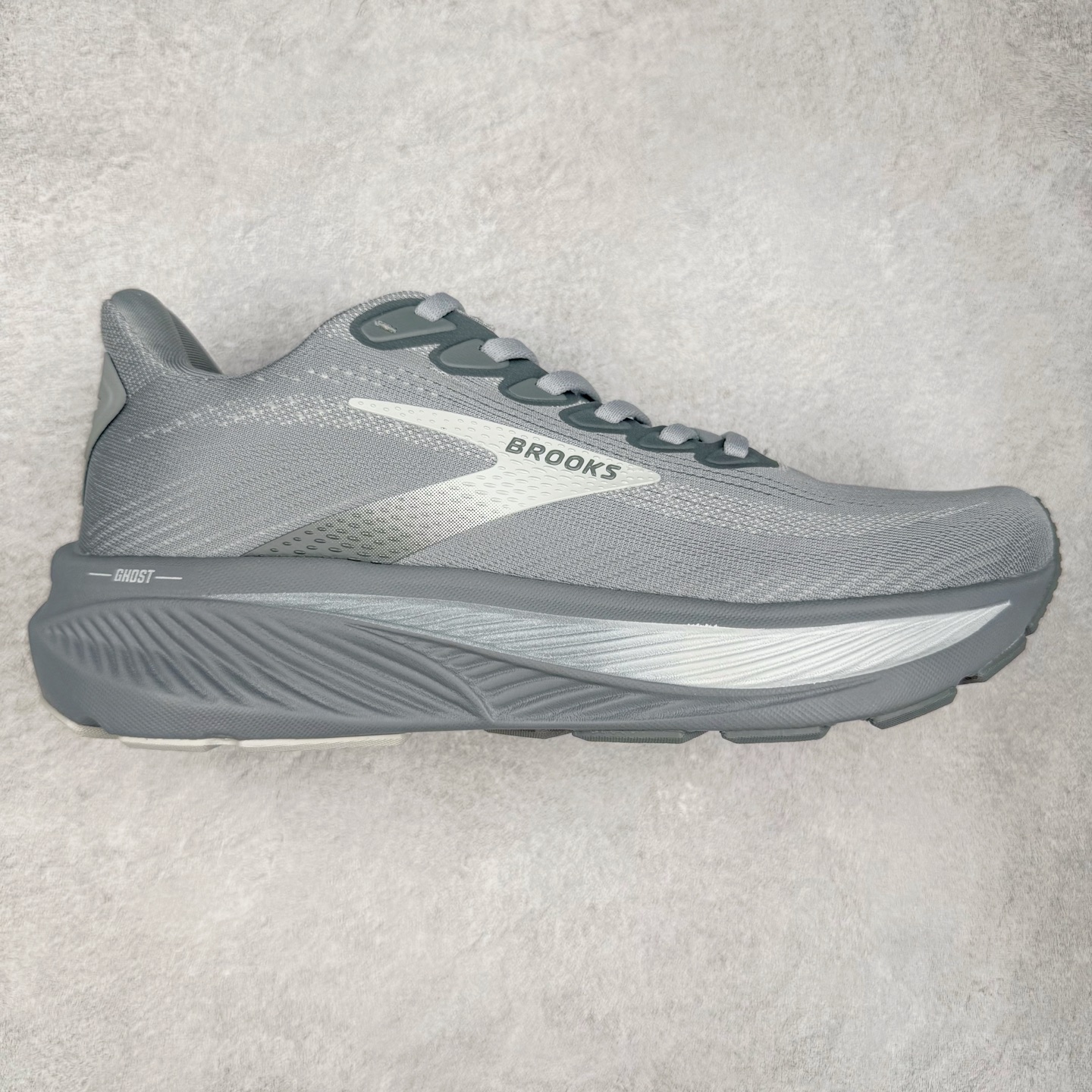Brooks布鲁克斯 Ghost 17 马拉松舒适百搭防滑耐磨低帮跑步鞋 Brooks 四大跑鞋之一 百年品牌 跑鞋从外形上基本就能判断这是一款速度跑鞋 简洁干练的外形结构和极强的运动流线型看着非常有速度感 上脚的第一感觉是非常轻 美码9码的鞋单只206g不到 从个人偏好来说 200g左右的竞速鞋最具安全感 鞋面采用单层网布 很薄 前掌使用了大量开放式网眼 排气直接快速 透气性上乘 鞋舌也是轻量化设计 仅为一层麂皮 和脚背完美贴合 鞋舌中央有个防偏穿孔 从实际穿着来看 通常鞋舌都是外偏 如果是防偏穿孔位于中心 防偏效果其实并不十分有效 如果采用趋外侧的偏心设计更有效 鞋帮泡棉填充量不大 但非常紧凑 贴合舒适 包裹稳固 内置硬质TPU保证必要的稳定性 跑鞋中底采用的是DNA FLASH科技材料 DNA FLASH中底科技 是Brooks第一款将氮气注入中底的创新科技 主要原理是借助“超临界流体”发泡技术 将液态氮稳定的转化为气态氮 并使其均匀地形成无数紧密贴合的密闭式气囊结构 尺码：36 36.5 37.5 38 38.5 39 40 40.5 41 42 42.5 43 44 44.5 45 46-选品中心