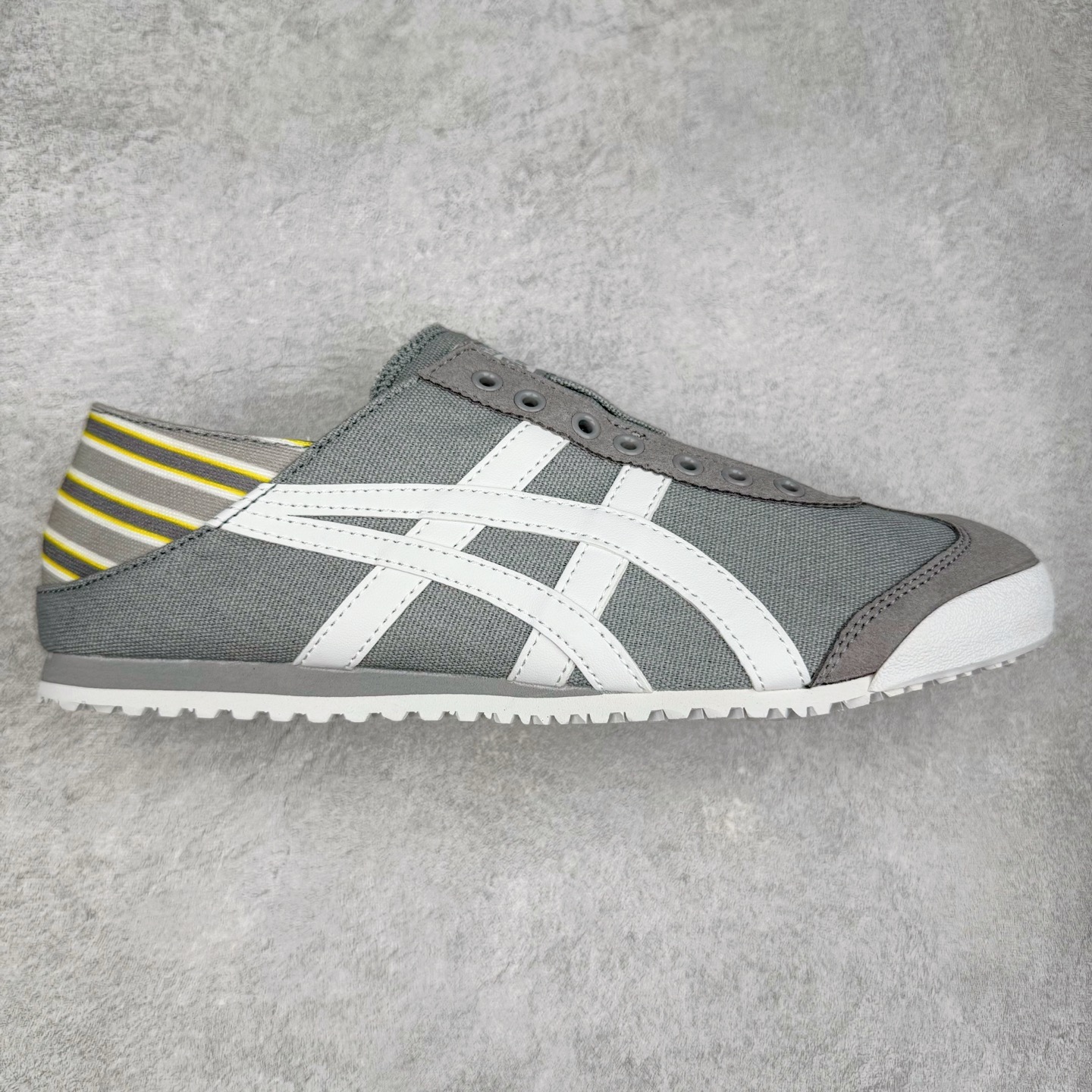 ＃C版 Asics Onitsuka Tiger MEXICO 66 亚瑟士鬼冢虎复古经典板鞋 CNY 龙年限定 白红 市场王者选手 海外订单工厂出品 长期生产补货永不断码 超成熟稳定的做工品控 原装全套纸板楦头开发 原汁原味 完美呈现版型 私模正确鞋底咬花纹路 一比一鞋头弧度高度鞋身弧度 绝不口嗨 细节品控鞋型随意秒杀市面 原档咬花纹路私模大底 一个单元有六个三角形 总体形拼接呈现花瓣状 官方四联吊牌 原装Ortholite轻量化鞋垫 原盒原配 质保卡 说明书 钢印防尘纸 纸板中底带钢印 乳胶组合鞋垫 支持全方位的对比专柜 产品从款式颜色造型上体现出追求舒适和细节的完美 鞋类更是推崇手工制作的严谨与完美 融舒适性与可穿性的设计风格 注重细节的完美和别致魅力 既保持稳重 又不失轻松的时尚感 尺码：36 37 37.5 38 39 39.5 40 40.5 41.5 42 42.5 43.5 44 45-选品中心