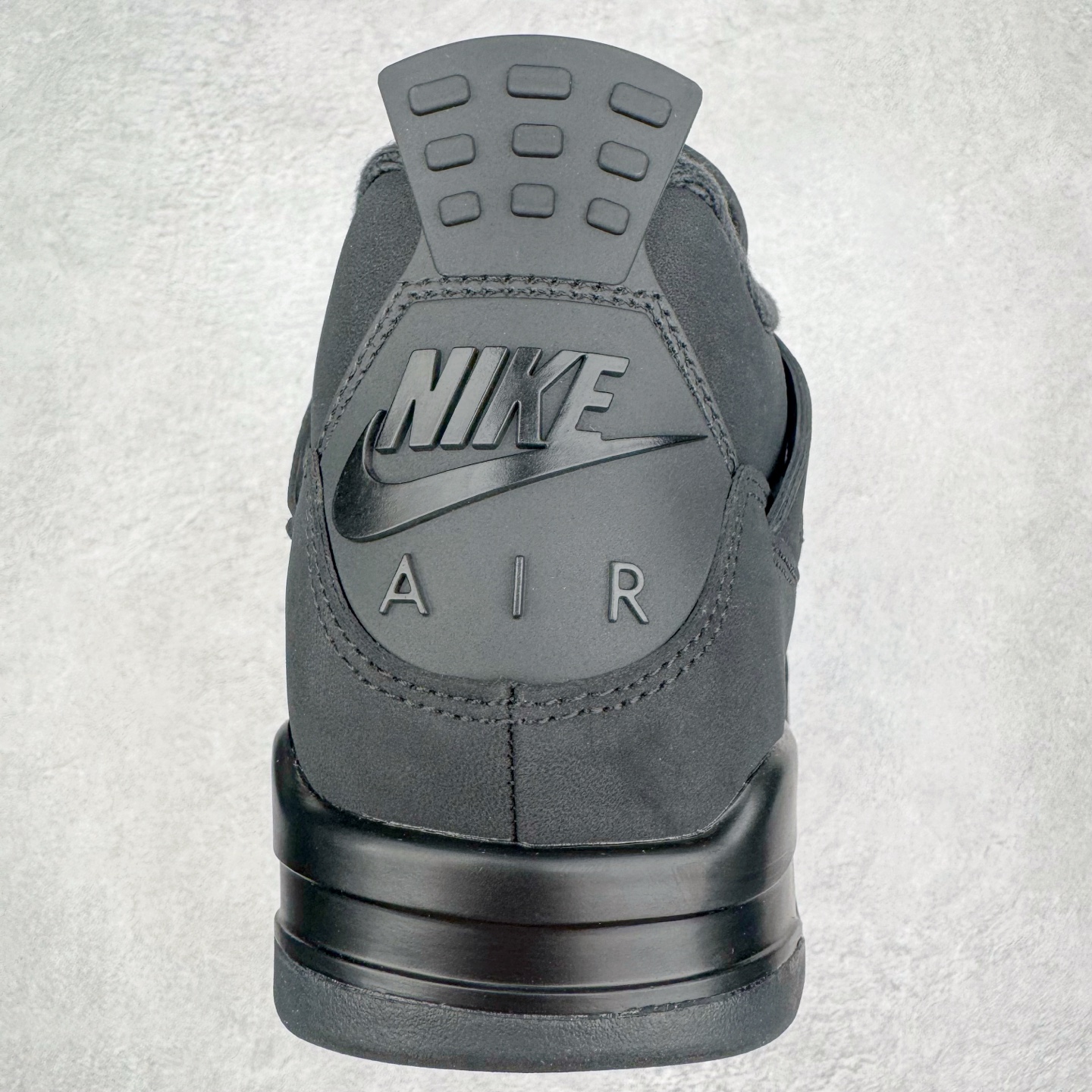 图片[8]-＃KZ神版 Air Jordan AJ4 Retro 新黑猫 2025 FV5029-010 重点区分市面 唯一正确细节 后跟饰片中心位置有合模线 超弹硅胶材质 内层不织布补强 补强为硅胶提供更强耐久性 避免断裂 独家外贸特供尺码含 45.5 49.5 50.5 国内外口碑最好最推荐的产品 市场中端王者 亲自操刀耗时半年巨作 全套原纸板楦头开发 确保原汁原味 完美呈现四代版型 一比一鞋头弧度高度鞋身弧度 此版本只针对中端市场 皮料材质有所更替 其他数据细节工艺流程均保持一致 绝不口嗨 细节品控鞋型随意秒杀市面3XX 4XX 原厂TPU网格鞋带扣 正确内里网布 菱角分明不变形无多余毛边 柔软性质感一致于原鞋 市场唯一原厂鞋扣模具 背面可见隐藏注塑口 原厂织唛标 原厂飞人电绣工艺 尾指中部跳三针 独家绑鞋带手法 印刷中底布 四线拉帮 米色美纹纸贴合固定 进口港宝加持 后跟自然饱满 全鞋荧光划线卡点 追求极致完美 每一双都是工艺品 多重QC质检 超越公司货的品控标准 实实在在的免检产品 尺码：40 40.5 41 42 42.5 43 44 44.5 45 45.5 46 47.5 48.5 49.5 50.5-选品中心