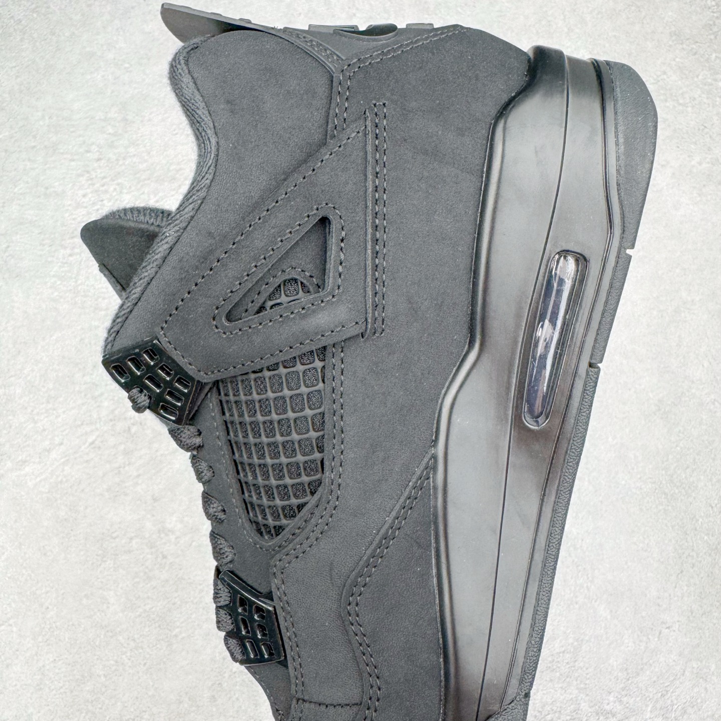 图片[7]-＃KZ神版 Air Jordan AJ4 Retro 新黑猫 2025 FV5029-010 重点区分市面 唯一正确细节 后跟饰片中心位置有合模线 超弹硅胶材质 内层不织布补强 补强为硅胶提供更强耐久性 避免断裂 独家外贸特供尺码含 45.5 49.5 50.5 国内外口碑最好最推荐的产品 市场中端王者 亲自操刀耗时半年巨作 全套原纸板楦头开发 确保原汁原味 完美呈现四代版型 一比一鞋头弧度高度鞋身弧度 此版本只针对中端市场 皮料材质有所更替 其他数据细节工艺流程均保持一致 绝不口嗨 细节品控鞋型随意秒杀市面3XX 4XX 原厂TPU网格鞋带扣 正确内里网布 菱角分明不变形无多余毛边 柔软性质感一致于原鞋 市场唯一原厂鞋扣模具 背面可见隐藏注塑口 原厂织唛标 原厂飞人电绣工艺 尾指中部跳三针 独家绑鞋带手法 印刷中底布 四线拉帮 米色美纹纸贴合固定 进口港宝加持 后跟自然饱满 全鞋荧光划线卡点 追求极致完美 每一双都是工艺品 多重QC质检 超越公司货的品控标准 实实在在的免检产品 尺码：40 40.5 41 42 42.5 43 44 44.5 45 45.5 46 47.5 48.5 49.5 50.5-选品中心