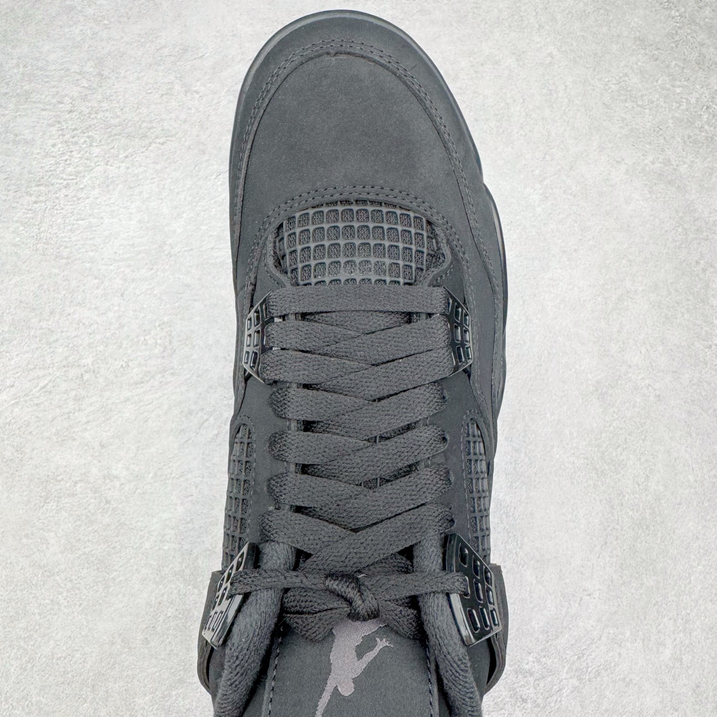 图片[4]-＃KZ神版 Air Jordan AJ4 Retro 新黑猫 2025 FV5029-010 重点区分市面 唯一正确细节 后跟饰片中心位置有合模线 超弹硅胶材质 内层不织布补强 补强为硅胶提供更强耐久性 避免断裂 独家外贸特供尺码含 45.5 49.5 50.5 国内外口碑最好最推荐的产品 市场中端王者 亲自操刀耗时半年巨作 全套原纸板楦头开发 确保原汁原味 完美呈现四代版型 一比一鞋头弧度高度鞋身弧度 此版本只针对中端市场 皮料材质有所更替 其他数据细节工艺流程均保持一致 绝不口嗨 细节品控鞋型随意秒杀市面3XX 4XX 原厂TPU网格鞋带扣 正确内里网布 菱角分明不变形无多余毛边 柔软性质感一致于原鞋 市场唯一原厂鞋扣模具 背面可见隐藏注塑口 原厂织唛标 原厂飞人电绣工艺 尾指中部跳三针 独家绑鞋带手法 印刷中底布 四线拉帮 米色美纹纸贴合固定 进口港宝加持 后跟自然饱满 全鞋荧光划线卡点 追求极致完美 每一双都是工艺品 多重QC质检 超越公司货的品控标准 实实在在的免检产品 尺码：40 40.5 41 42 42.5 43 44 44.5 45 45.5 46 47.5 48.5 49.5 50.5-选品中心
