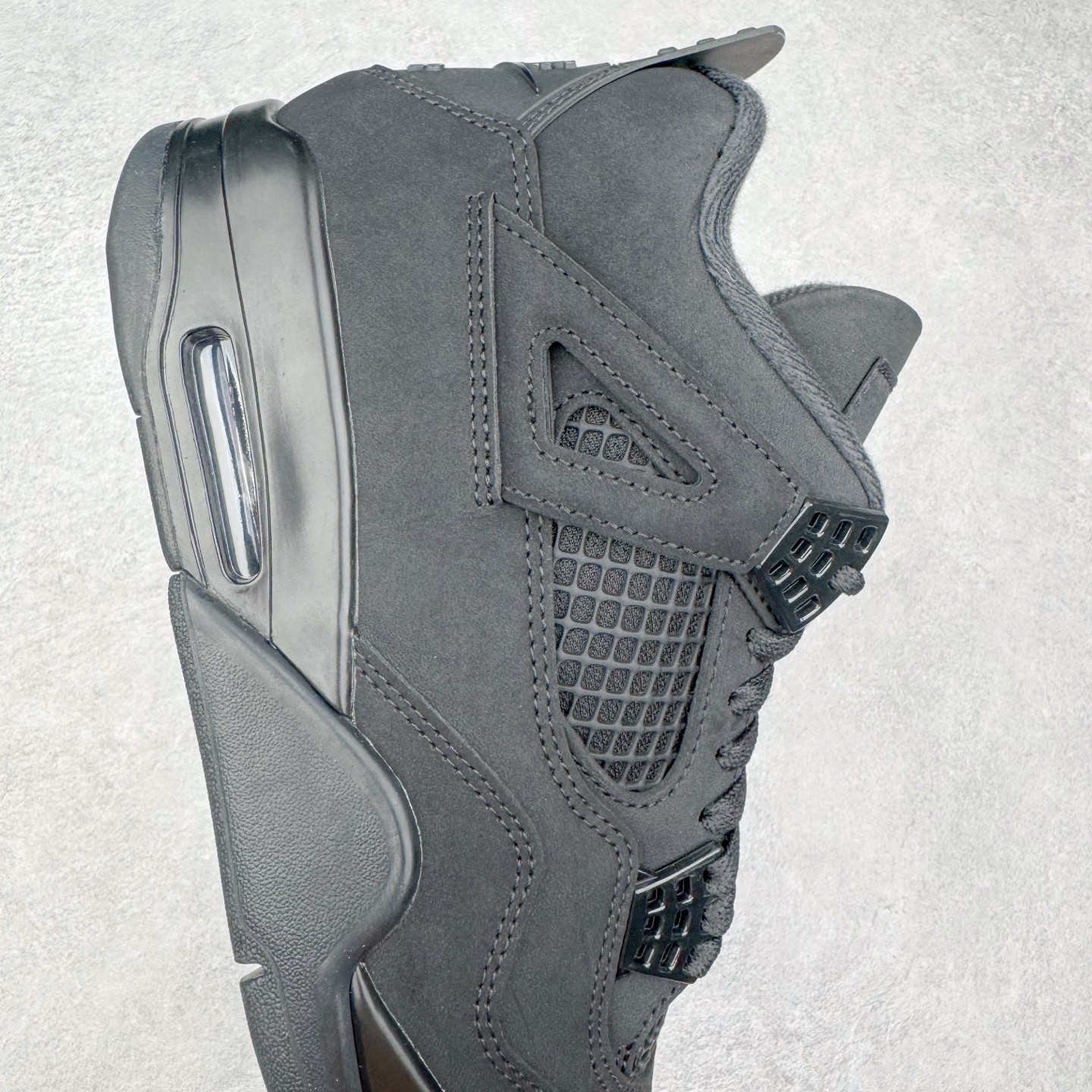 图片[6]-＃KZ神版 Air Jordan AJ4 Retro 新黑猫 2025 FV5029-010 重点区分市面 唯一正确细节 后跟饰片中心位置有合模线 超弹硅胶材质 内层不织布补强 补强为硅胶提供更强耐久性 避免断裂 独家外贸特供尺码含 45.5 49.5 50.5 国内外口碑最好最推荐的产品 市场中端王者 亲自操刀耗时半年巨作 全套原纸板楦头开发 确保原汁原味 完美呈现四代版型 一比一鞋头弧度高度鞋身弧度 此版本只针对中端市场 皮料材质有所更替 其他数据细节工艺流程均保持一致 绝不口嗨 细节品控鞋型随意秒杀市面3XX 4XX 原厂TPU网格鞋带扣 正确内里网布 菱角分明不变形无多余毛边 柔软性质感一致于原鞋 市场唯一原厂鞋扣模具 背面可见隐藏注塑口 原厂织唛标 原厂飞人电绣工艺 尾指中部跳三针 独家绑鞋带手法 印刷中底布 四线拉帮 米色美纹纸贴合固定 进口港宝加持 后跟自然饱满 全鞋荧光划线卡点 追求极致完美 每一双都是工艺品 多重QC质检 超越公司货的品控标准 实实在在的免检产品 尺码：40 40.5 41 42 42.5 43 44 44.5 45 45.5 46 47.5 48.5 49.5 50.5-选品中心