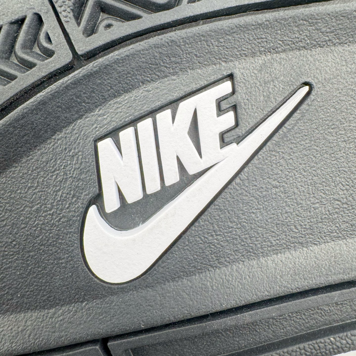 图片[19]-＃KZ神版 Air Jordan AJ4 Retro 新黑猫 2025 FV5029-010 重点区分市面 唯一正确细节 后跟饰片中心位置有合模线 超弹硅胶材质 内层不织布补强 补强为硅胶提供更强耐久性 避免断裂 独家外贸特供尺码含 45.5 49.5 50.5 国内外口碑最好最推荐的产品 市场中端王者 亲自操刀耗时半年巨作 全套原纸板楦头开发 确保原汁原味 完美呈现四代版型 一比一鞋头弧度高度鞋身弧度 此版本只针对中端市场 皮料材质有所更替 其他数据细节工艺流程均保持一致 绝不口嗨 细节品控鞋型随意秒杀市面3XX 4XX 原厂TPU网格鞋带扣 正确内里网布 菱角分明不变形无多余毛边 柔软性质感一致于原鞋 市场唯一原厂鞋扣模具 背面可见隐藏注塑口 原厂织唛标 原厂飞人电绣工艺 尾指中部跳三针 独家绑鞋带手法 印刷中底布 四线拉帮 米色美纹纸贴合固定 进口港宝加持 后跟自然饱满 全鞋荧光划线卡点 追求极致完美 每一双都是工艺品 多重QC质检 超越公司货的品控标准 实实在在的免检产品 尺码：40 40.5 41 42 42.5 43 44 44.5 45 45.5 46 47.5 48.5 49.5 50.5-选品中心