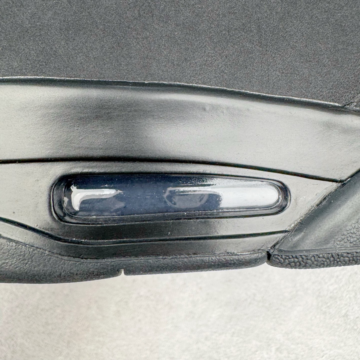 图片[18]-＃KZ神版 Air Jordan AJ4 Retro 新黑猫 2025 FV5029-010 重点区分市面 唯一正确细节 后跟饰片中心位置有合模线 超弹硅胶材质 内层不织布补强 补强为硅胶提供更强耐久性 避免断裂 独家外贸特供尺码含 45.5 49.5 50.5 国内外口碑最好最推荐的产品 市场中端王者 亲自操刀耗时半年巨作 全套原纸板楦头开发 确保原汁原味 完美呈现四代版型 一比一鞋头弧度高度鞋身弧度 此版本只针对中端市场 皮料材质有所更替 其他数据细节工艺流程均保持一致 绝不口嗨 细节品控鞋型随意秒杀市面3XX 4XX 原厂TPU网格鞋带扣 正确内里网布 菱角分明不变形无多余毛边 柔软性质感一致于原鞋 市场唯一原厂鞋扣模具 背面可见隐藏注塑口 原厂织唛标 原厂飞人电绣工艺 尾指中部跳三针 独家绑鞋带手法 印刷中底布 四线拉帮 米色美纹纸贴合固定 进口港宝加持 后跟自然饱满 全鞋荧光划线卡点 追求极致完美 每一双都是工艺品 多重QC质检 超越公司货的品控标准 实实在在的免检产品 尺码：40 40.5 41 42 42.5 43 44 44.5 45 45.5 46 47.5 48.5 49.5 50.5-选品中心