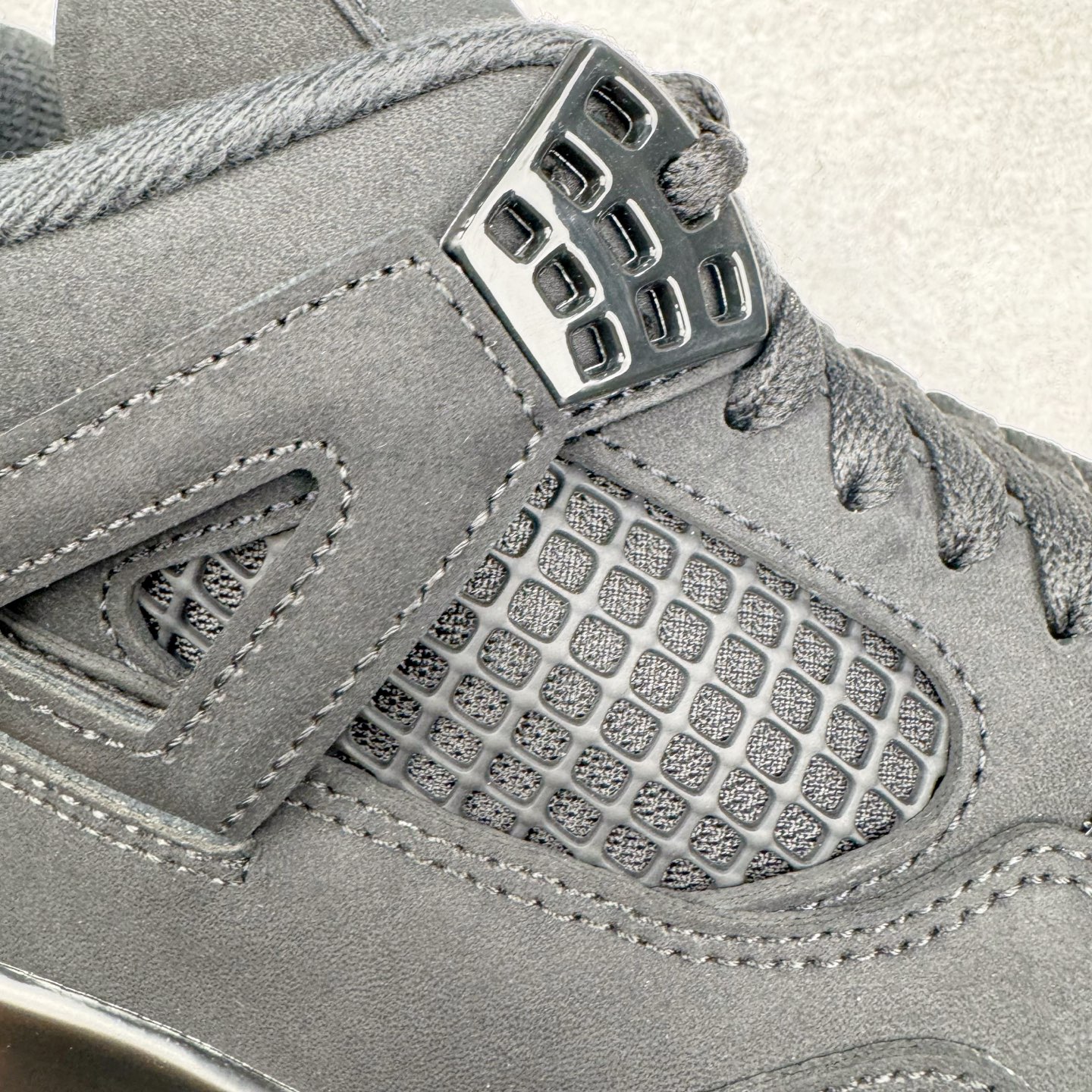 图片[16]-＃KZ神版 Air Jordan AJ4 Retro 新黑猫 2025 FV5029-010 重点区分市面 唯一正确细节 后跟饰片中心位置有合模线 超弹硅胶材质 内层不织布补强 补强为硅胶提供更强耐久性 避免断裂 独家外贸特供尺码含 45.5 49.5 50.5 国内外口碑最好最推荐的产品 市场中端王者 亲自操刀耗时半年巨作 全套原纸板楦头开发 确保原汁原味 完美呈现四代版型 一比一鞋头弧度高度鞋身弧度 此版本只针对中端市场 皮料材质有所更替 其他数据细节工艺流程均保持一致 绝不口嗨 细节品控鞋型随意秒杀市面3XX 4XX 原厂TPU网格鞋带扣 正确内里网布 菱角分明不变形无多余毛边 柔软性质感一致于原鞋 市场唯一原厂鞋扣模具 背面可见隐藏注塑口 原厂织唛标 原厂飞人电绣工艺 尾指中部跳三针 独家绑鞋带手法 印刷中底布 四线拉帮 米色美纹纸贴合固定 进口港宝加持 后跟自然饱满 全鞋荧光划线卡点 追求极致完美 每一双都是工艺品 多重QC质检 超越公司货的品控标准 实实在在的免检产品 尺码：40 40.5 41 42 42.5 43 44 44.5 45 45.5 46 47.5 48.5 49.5 50.5-选品中心