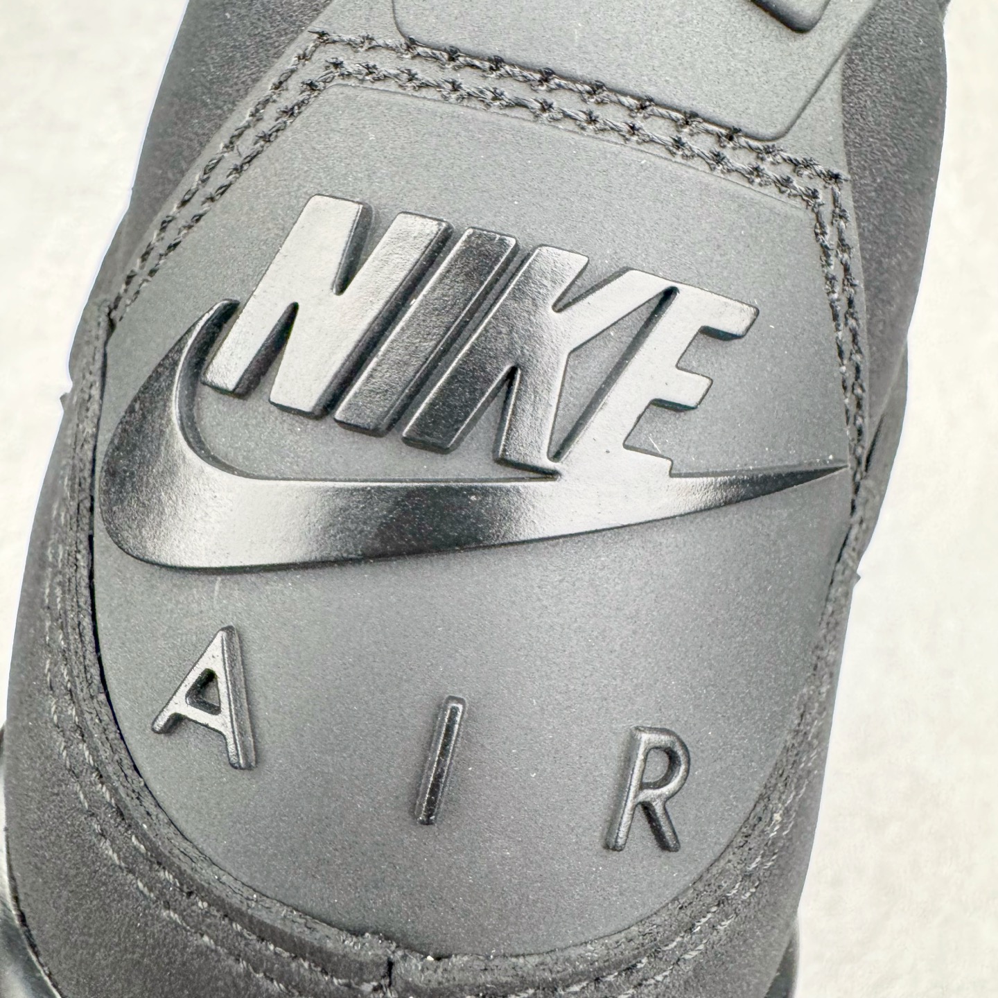 图片[15]-＃KZ神版 Air Jordan AJ4 Retro 新黑猫 2025 FV5029-010 重点区分市面 唯一正确细节 后跟饰片中心位置有合模线 超弹硅胶材质 内层不织布补强 补强为硅胶提供更强耐久性 避免断裂 独家外贸特供尺码含 45.5 49.5 50.5 国内外口碑最好最推荐的产品 市场中端王者 亲自操刀耗时半年巨作 全套原纸板楦头开发 确保原汁原味 完美呈现四代版型 一比一鞋头弧度高度鞋身弧度 此版本只针对中端市场 皮料材质有所更替 其他数据细节工艺流程均保持一致 绝不口嗨 细节品控鞋型随意秒杀市面3XX 4XX 原厂TPU网格鞋带扣 正确内里网布 菱角分明不变形无多余毛边 柔软性质感一致于原鞋 市场唯一原厂鞋扣模具 背面可见隐藏注塑口 原厂织唛标 原厂飞人电绣工艺 尾指中部跳三针 独家绑鞋带手法 印刷中底布 四线拉帮 米色美纹纸贴合固定 进口港宝加持 后跟自然饱满 全鞋荧光划线卡点 追求极致完美 每一双都是工艺品 多重QC质检 超越公司货的品控标准 实实在在的免检产品 尺码：40 40.5 41 42 42.5 43 44 44.5 45 45.5 46 47.5 48.5 49.5 50.5-选品中心