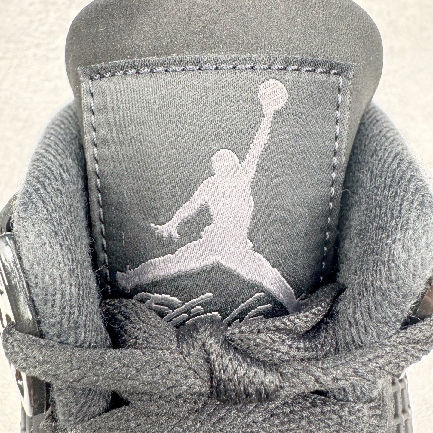 图片[12]-＃KZ神版 Air Jordan AJ4 Retro 新黑猫 2025 FV5029-010 重点区分市面 唯一正确细节 后跟饰片中心位置有合模线 超弹硅胶材质 内层不织布补强 补强为硅胶提供更强耐久性 避免断裂 独家外贸特供尺码含 45.5 49.5 50.5 国内外口碑最好最推荐的产品 市场中端王者 亲自操刀耗时半年巨作 全套原纸板楦头开发 确保原汁原味 完美呈现四代版型 一比一鞋头弧度高度鞋身弧度 此版本只针对中端市场 皮料材质有所更替 其他数据细节工艺流程均保持一致 绝不口嗨 细节品控鞋型随意秒杀市面3XX 4XX 原厂TPU网格鞋带扣 正确内里网布 菱角分明不变形无多余毛边 柔软性质感一致于原鞋 市场唯一原厂鞋扣模具 背面可见隐藏注塑口 原厂织唛标 原厂飞人电绣工艺 尾指中部跳三针 独家绑鞋带手法 印刷中底布 四线拉帮 米色美纹纸贴合固定 进口港宝加持 后跟自然饱满 全鞋荧光划线卡点 追求极致完美 每一双都是工艺品 多重QC质检 超越公司货的品控标准 实实在在的免检产品 尺码：40 40.5 41 42 42.5 43 44 44.5 45 45.5 46 47.5 48.5 49.5 50.5-选品中心