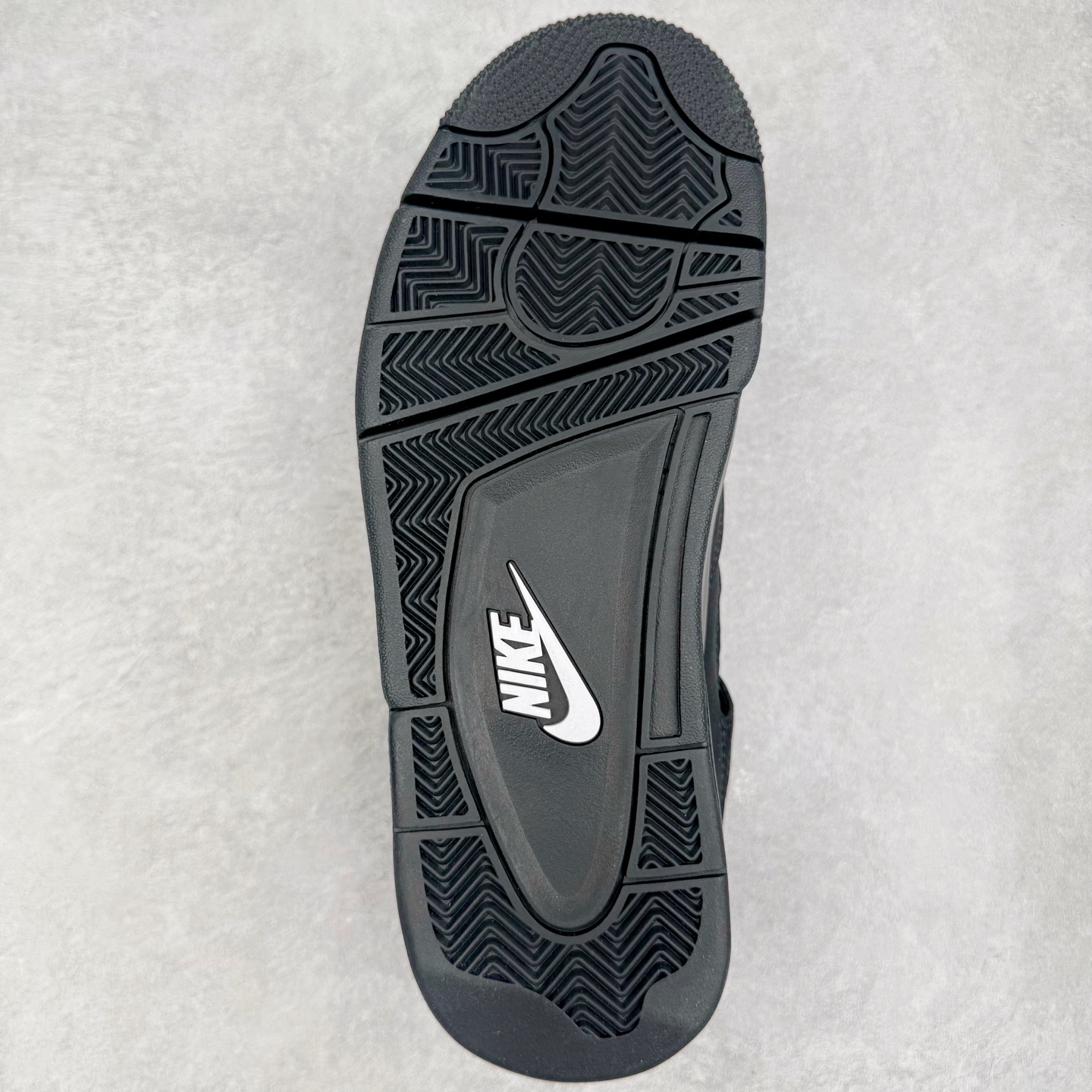 图片[9]-＃KZ神版 Air Jordan AJ4 Retro 新黑猫 2025 FV5029-010 重点区分市面 唯一正确细节 后跟饰片中心位置有合模线 超弹硅胶材质 内层不织布补强 补强为硅胶提供更强耐久性 避免断裂 独家外贸特供尺码含 45.5 49.5 50.5 国内外口碑最好最推荐的产品 市场中端王者 亲自操刀耗时半年巨作 全套原纸板楦头开发 确保原汁原味 完美呈现四代版型 一比一鞋头弧度高度鞋身弧度 此版本只针对中端市场 皮料材质有所更替 其他数据细节工艺流程均保持一致 绝不口嗨 细节品控鞋型随意秒杀市面3XX 4XX 原厂TPU网格鞋带扣 正确内里网布 菱角分明不变形无多余毛边 柔软性质感一致于原鞋 市场唯一原厂鞋扣模具 背面可见隐藏注塑口 原厂织唛标 原厂飞人电绣工艺 尾指中部跳三针 独家绑鞋带手法 印刷中底布 四线拉帮 米色美纹纸贴合固定 进口港宝加持 后跟自然饱满 全鞋荧光划线卡点 追求极致完美 每一双都是工艺品 多重QC质检 超越公司货的品控标准 实实在在的免检产品 尺码：40 40.5 41 42 42.5 43 44 44.5 45 45.5 46 47.5 48.5 49.5 50.5-选品中心