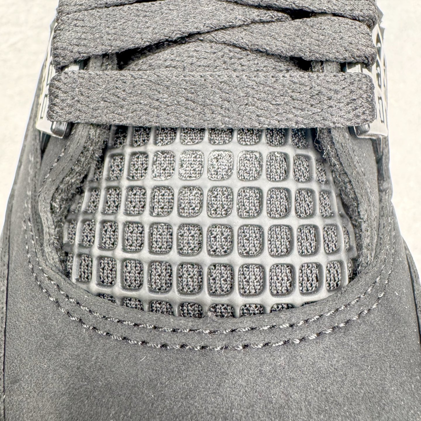 图片[13]-＃KZ神版 Air Jordan AJ4 Retro 新黑猫 2025 FV5029-010 重点区分市面 唯一正确细节 后跟饰片中心位置有合模线 超弹硅胶材质 内层不织布补强 补强为硅胶提供更强耐久性 避免断裂 独家外贸特供尺码含 45.5 49.5 50.5 国内外口碑最好最推荐的产品 市场中端王者 亲自操刀耗时半年巨作 全套原纸板楦头开发 确保原汁原味 完美呈现四代版型 一比一鞋头弧度高度鞋身弧度 此版本只针对中端市场 皮料材质有所更替 其他数据细节工艺流程均保持一致 绝不口嗨 细节品控鞋型随意秒杀市面3XX 4XX 原厂TPU网格鞋带扣 正确内里网布 菱角分明不变形无多余毛边 柔软性质感一致于原鞋 市场唯一原厂鞋扣模具 背面可见隐藏注塑口 原厂织唛标 原厂飞人电绣工艺 尾指中部跳三针 独家绑鞋带手法 印刷中底布 四线拉帮 米色美纹纸贴合固定 进口港宝加持 后跟自然饱满 全鞋荧光划线卡点 追求极致完美 每一双都是工艺品 多重QC质检 超越公司货的品控标准 实实在在的免检产品 尺码：40 40.5 41 42 42.5 43 44 44.5 45 45.5 46 47.5 48.5 49.5 50.5-选品中心