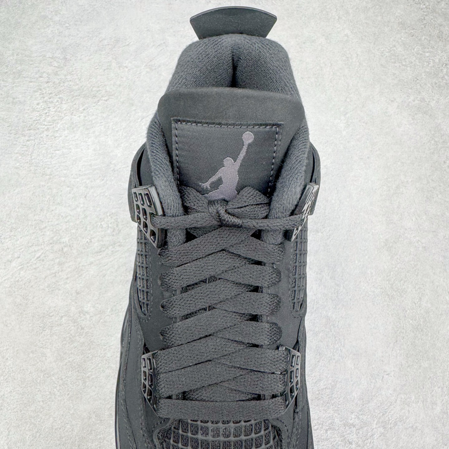 图片[5]-＃KZ神版 Air Jordan AJ4 Retro 新黑猫 2025 FV5029-010 重点区分市面 唯一正确细节 后跟饰片中心位置有合模线 超弹硅胶材质 内层不织布补强 补强为硅胶提供更强耐久性 避免断裂 独家外贸特供尺码含 45.5 49.5 50.5 国内外口碑最好最推荐的产品 市场中端王者 亲自操刀耗时半年巨作 全套原纸板楦头开发 确保原汁原味 完美呈现四代版型 一比一鞋头弧度高度鞋身弧度 此版本只针对中端市场 皮料材质有所更替 其他数据细节工艺流程均保持一致 绝不口嗨 细节品控鞋型随意秒杀市面3XX 4XX 原厂TPU网格鞋带扣 正确内里网布 菱角分明不变形无多余毛边 柔软性质感一致于原鞋 市场唯一原厂鞋扣模具 背面可见隐藏注塑口 原厂织唛标 原厂飞人电绣工艺 尾指中部跳三针 独家绑鞋带手法 印刷中底布 四线拉帮 米色美纹纸贴合固定 进口港宝加持 后跟自然饱满 全鞋荧光划线卡点 追求极致完美 每一双都是工艺品 多重QC质检 超越公司货的品控标准 实实在在的免检产品 尺码：40 40.5 41 42 42.5 43 44 44.5 45 45.5 46 47.5 48.5 49.5 50.5-选品中心