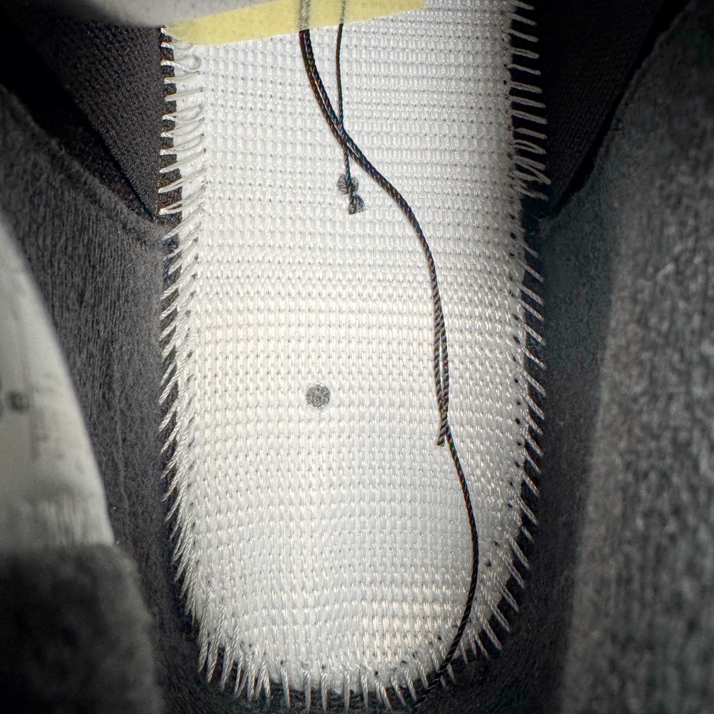 图片[10]-＃KZ神版 Air Jordan AJ4 Retro 新黑猫 2025 FV5029-010 重点区分市面 唯一正确细节 后跟饰片中心位置有合模线 超弹硅胶材质 内层不织布补强 补强为硅胶提供更强耐久性 避免断裂 独家外贸特供尺码含 45.5 49.5 50.5 国内外口碑最好最推荐的产品 市场中端王者 亲自操刀耗时半年巨作 全套原纸板楦头开发 确保原汁原味 完美呈现四代版型 一比一鞋头弧度高度鞋身弧度 此版本只针对中端市场 皮料材质有所更替 其他数据细节工艺流程均保持一致 绝不口嗨 细节品控鞋型随意秒杀市面3XX 4XX 原厂TPU网格鞋带扣 正确内里网布 菱角分明不变形无多余毛边 柔软性质感一致于原鞋 市场唯一原厂鞋扣模具 背面可见隐藏注塑口 原厂织唛标 原厂飞人电绣工艺 尾指中部跳三针 独家绑鞋带手法 印刷中底布 四线拉帮 米色美纹纸贴合固定 进口港宝加持 后跟自然饱满 全鞋荧光划线卡点 追求极致完美 每一双都是工艺品 多重QC质检 超越公司货的品控标准 实实在在的免检产品 尺码：40 40.5 41 42 42.5 43 44 44.5 45 45.5 46 47.5 48.5 49.5 50.5-选品中心