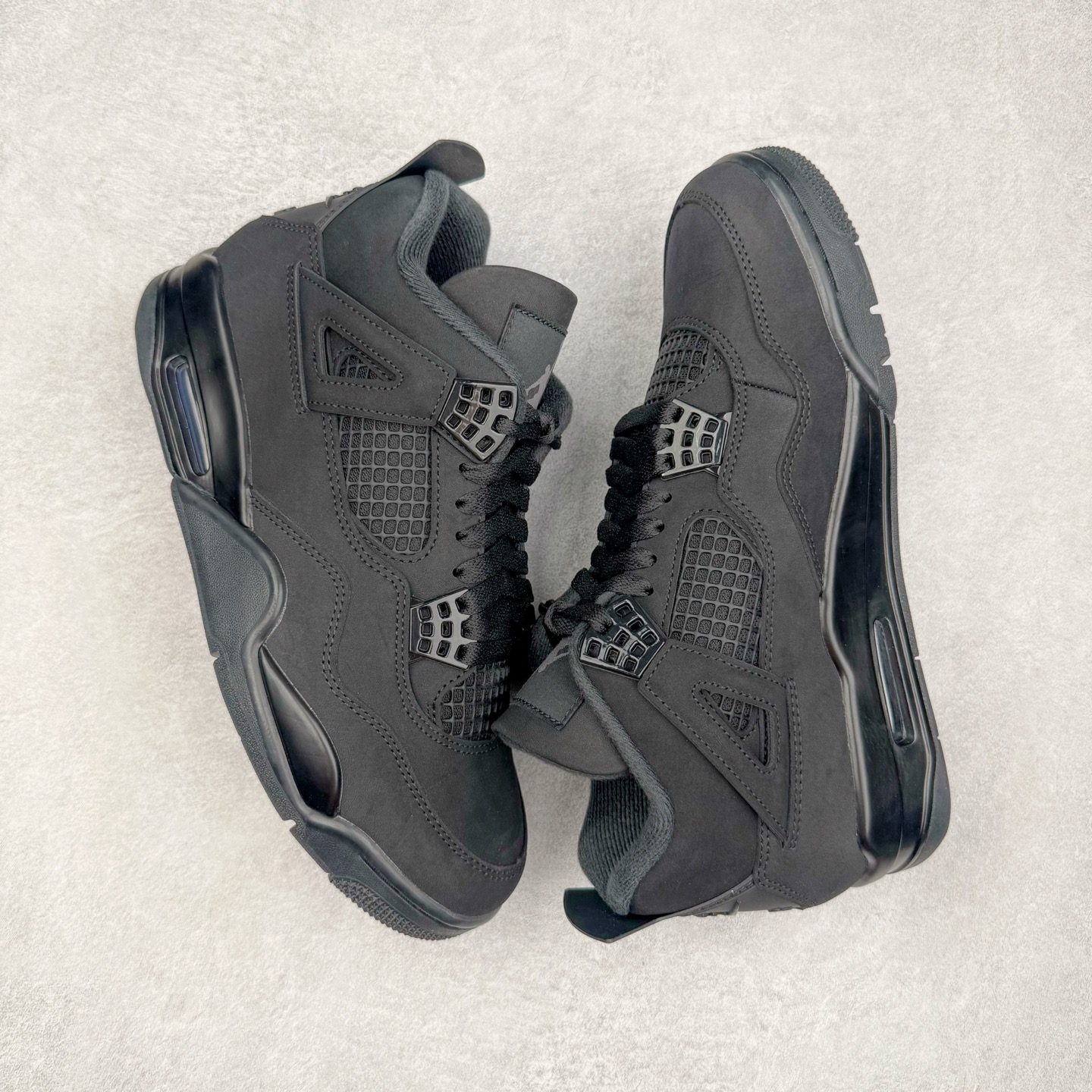 图片[3]-＃KZ神版 Air Jordan AJ4 Retro 新黑猫 2025 FV5029-010 重点区分市面 唯一正确细节 后跟饰片中心位置有合模线 超弹硅胶材质 内层不织布补强 补强为硅胶提供更强耐久性 避免断裂 独家外贸特供尺码含 45.5 49.5 50.5 国内外口碑最好最推荐的产品 市场中端王者 亲自操刀耗时半年巨作 全套原纸板楦头开发 确保原汁原味 完美呈现四代版型 一比一鞋头弧度高度鞋身弧度 此版本只针对中端市场 皮料材质有所更替 其他数据细节工艺流程均保持一致 绝不口嗨 细节品控鞋型随意秒杀市面3XX 4XX 原厂TPU网格鞋带扣 正确内里网布 菱角分明不变形无多余毛边 柔软性质感一致于原鞋 市场唯一原厂鞋扣模具 背面可见隐藏注塑口 原厂织唛标 原厂飞人电绣工艺 尾指中部跳三针 独家绑鞋带手法 印刷中底布 四线拉帮 米色美纹纸贴合固定 进口港宝加持 后跟自然饱满 全鞋荧光划线卡点 追求极致完美 每一双都是工艺品 多重QC质检 超越公司货的品控标准 实实在在的免检产品 尺码：40 40.5 41 42 42.5 43 44 44.5 45 45.5 46 47.5 48.5 49.5 50.5-选品中心