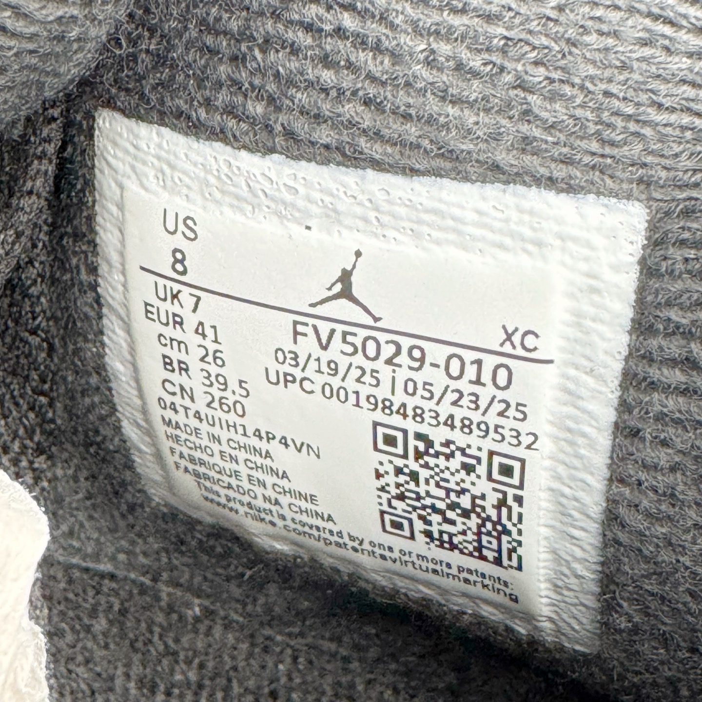 图片[11]-＃KZ神版 Air Jordan AJ4 Retro 新黑猫 2025 FV5029-010 重点区分市面 唯一正确细节 后跟饰片中心位置有合模线 超弹硅胶材质 内层不织布补强 补强为硅胶提供更强耐久性 避免断裂 独家外贸特供尺码含 45.5 49.5 50.5 国内外口碑最好最推荐的产品 市场中端王者 亲自操刀耗时半年巨作 全套原纸板楦头开发 确保原汁原味 完美呈现四代版型 一比一鞋头弧度高度鞋身弧度 此版本只针对中端市场 皮料材质有所更替 其他数据细节工艺流程均保持一致 绝不口嗨 细节品控鞋型随意秒杀市面3XX 4XX 原厂TPU网格鞋带扣 正确内里网布 菱角分明不变形无多余毛边 柔软性质感一致于原鞋 市场唯一原厂鞋扣模具 背面可见隐藏注塑口 原厂织唛标 原厂飞人电绣工艺 尾指中部跳三针 独家绑鞋带手法 印刷中底布 四线拉帮 米色美纹纸贴合固定 进口港宝加持 后跟自然饱满 全鞋荧光划线卡点 追求极致完美 每一双都是工艺品 多重QC质检 超越公司货的品控标准 实实在在的免检产品 尺码：40 40.5 41 42 42.5 43 44 44.5 45 45.5 46 47.5 48.5 49.5 50.5-选品中心