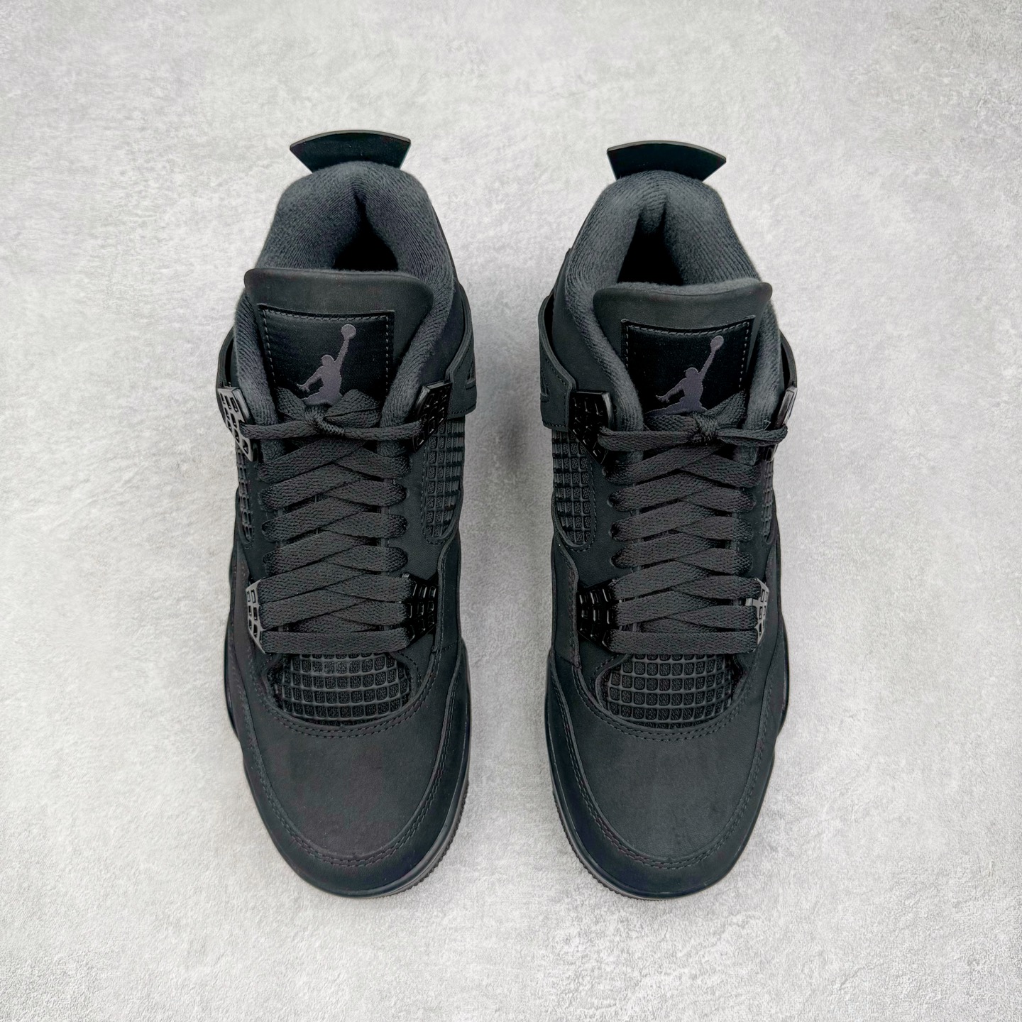 图片[2]-＃KZ神版 Air Jordan AJ4 Retro 新黑猫 2025 FV5029-010 重点区分市面 唯一正确细节 后跟饰片中心位置有合模线 超弹硅胶材质 内层不织布补强 补强为硅胶提供更强耐久性 避免断裂 独家外贸特供尺码含 45.5 49.5 50.5 国内外口碑最好最推荐的产品 市场中端王者 亲自操刀耗时半年巨作 全套原纸板楦头开发 确保原汁原味 完美呈现四代版型 一比一鞋头弧度高度鞋身弧度 此版本只针对中端市场 皮料材质有所更替 其他数据细节工艺流程均保持一致 绝不口嗨 细节品控鞋型随意秒杀市面3XX 4XX 原厂TPU网格鞋带扣 正确内里网布 菱角分明不变形无多余毛边 柔软性质感一致于原鞋 市场唯一原厂鞋扣模具 背面可见隐藏注塑口 原厂织唛标 原厂飞人电绣工艺 尾指中部跳三针 独家绑鞋带手法 印刷中底布 四线拉帮 米色美纹纸贴合固定 进口港宝加持 后跟自然饱满 全鞋荧光划线卡点 追求极致完美 每一双都是工艺品 多重QC质检 超越公司货的品控标准 实实在在的免检产品 尺码：40 40.5 41 42 42.5 43 44 44.5 45 45.5 46 47.5 48.5 49.5 50.5-选品中心