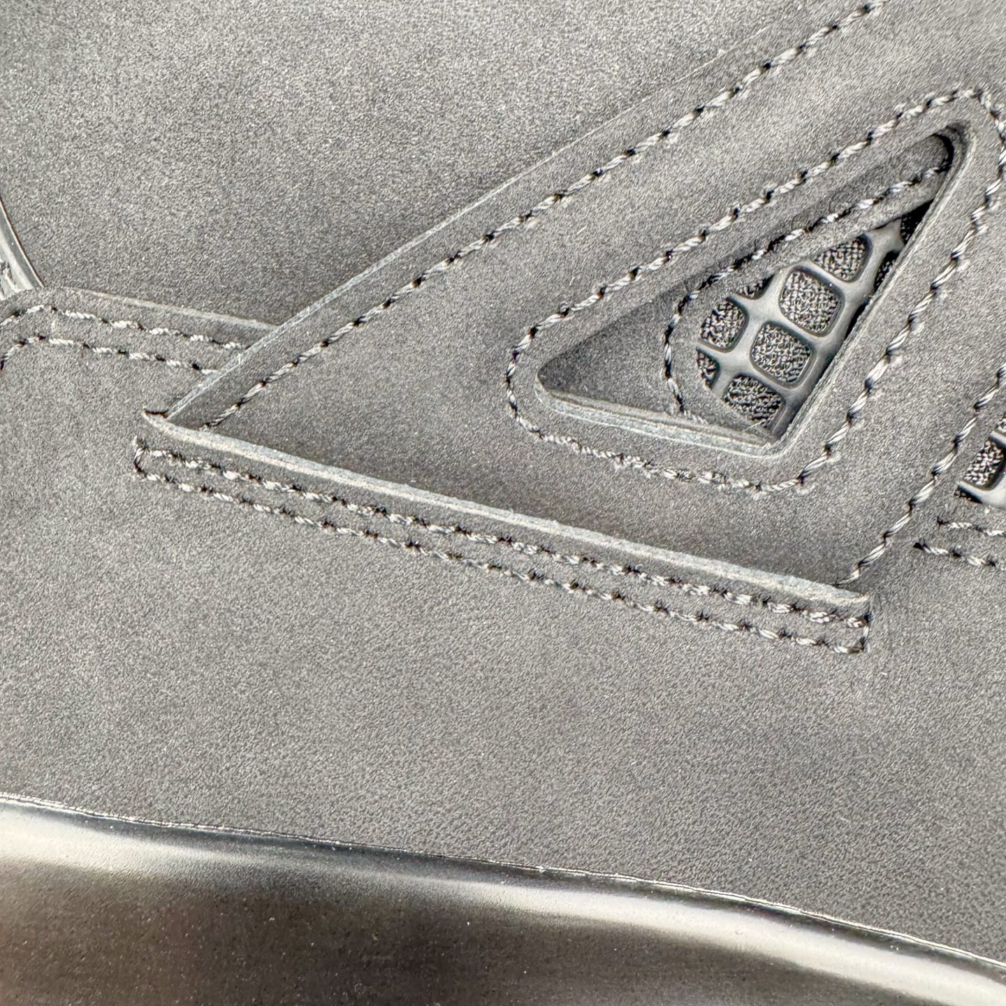 图片[17]-＃KZ神版 Air Jordan AJ4 Retro 新黑猫 2025 FV5029-010 重点区分市面 唯一正确细节 后跟饰片中心位置有合模线 超弹硅胶材质 内层不织布补强 补强为硅胶提供更强耐久性 避免断裂 独家外贸特供尺码含 45.5 49.5 50.5 国内外口碑最好最推荐的产品 市场中端王者 亲自操刀耗时半年巨作 全套原纸板楦头开发 确保原汁原味 完美呈现四代版型 一比一鞋头弧度高度鞋身弧度 此版本只针对中端市场 皮料材质有所更替 其他数据细节工艺流程均保持一致 绝不口嗨 细节品控鞋型随意秒杀市面3XX 4XX 原厂TPU网格鞋带扣 正确内里网布 菱角分明不变形无多余毛边 柔软性质感一致于原鞋 市场唯一原厂鞋扣模具 背面可见隐藏注塑口 原厂织唛标 原厂飞人电绣工艺 尾指中部跳三针 独家绑鞋带手法 印刷中底布 四线拉帮 米色美纹纸贴合固定 进口港宝加持 后跟自然饱满 全鞋荧光划线卡点 追求极致完美 每一双都是工艺品 多重QC质检 超越公司货的品控标准 实实在在的免检产品 尺码：40 40.5 41 42 42.5 43 44 44.5 45 45.5 46 47.5 48.5 49.5 50.5-选品中心