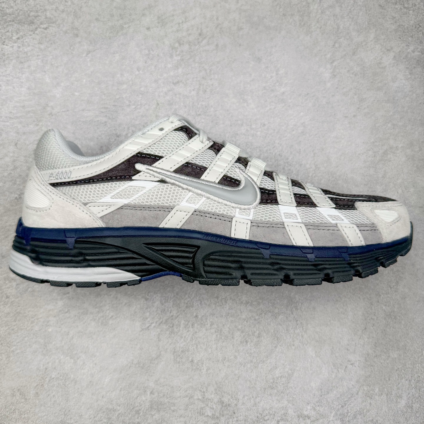 ＃CS纯原 NK P-6000 系列低帮复古老爹风休闲运动舒适慢跑鞋 IB3081-001 购入原鞋原装纸板楦头开发 独家私模四层组合大底 市场唯一正确版本 良心定价 新配色陆续出货 进口三文治网面 融合 Pegasus 过往运动鞋设计 助力 21 世纪早期跑步运动跃升时尚新高度 采用透气网眼布、运动风格线条和耐穿覆面 兼具吸睛外观和舒适感受 中底泡绵以田径赛道为灵感 打造厚实设计 缔造出众缓震性能 尺码：36 36.5 37.5 38 38.5 39 40 40.5 41 42 42.5 43 44 44.5 45-选品中心