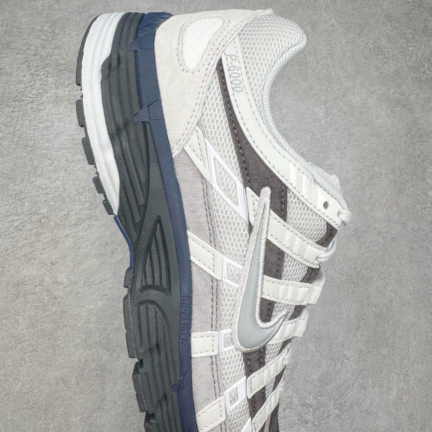 图片[6]-＃CS纯原 NK P-6000 系列低帮复古老爹风休闲运动舒适慢跑鞋 IB3081-001 购入原鞋原装纸板楦头开发 独家私模四层组合大底 市场唯一正确版本 良心定价 新配色陆续出货 进口三文治网面 融合 Pegasus 过往运动鞋设计 助力 21 世纪早期跑步运动跃升时尚新高度 采用透气网眼布、运动风格线条和耐穿覆面 兼具吸睛外观和舒适感受 中底泡绵以田径赛道为灵感 打造厚实设计 缔造出众缓震性能 尺码：36 36.5 37.5 38 38.5 39 40 40.5 41 42 42.5 43 44 44.5 45-选品中心