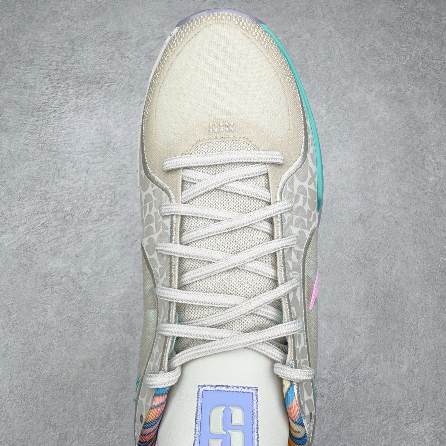 图片[4]-＃Max/灭世 NK Sabrina 2 萨布丽娜二代签名减震防滑低帮篮球鞋 Titan联名 HQ1846-001 革新登场🌪🔝颠覆革新出货‼️缓震配置独家革新！实战属性直接拉满👊🏻实战天花板上限再度提升！实战亲测-性能体验吊打国产同价位鞋款 ⚫️前掌扇形zoom➕增配中足抗扭片➕增配后掌马蹄ZOOM气垫（正品仅配置前掌扇形zoom） 完美解决 正品抗扭不足问题 ⚫️采用科比5代鞋楦以及龙骨数据打造！前后落差仅6mm！小科5实至名归！ ⚫️鞋身➕鞋头增配高频补强层，提升鞋头以及脚踝支撑性 ⚫️鞋垫采用高弹缓震垫材质-磨合一场直接贴合脚型☑️ ⚫️外底加厚2mm，升级止滑配方，磨合一次，抓地原地起飞 后卫旗舰有且只在灭世纯原（支持市场任意货品正面PK） 真材实料，肉眼可见！革新升级绝非空穴来风！灭世纯原内外兼修，用态度诠释最强实战货品👊🏻 尺码：39-46（尺码建议：标准亚洲楦 无需大半码）-选品中心