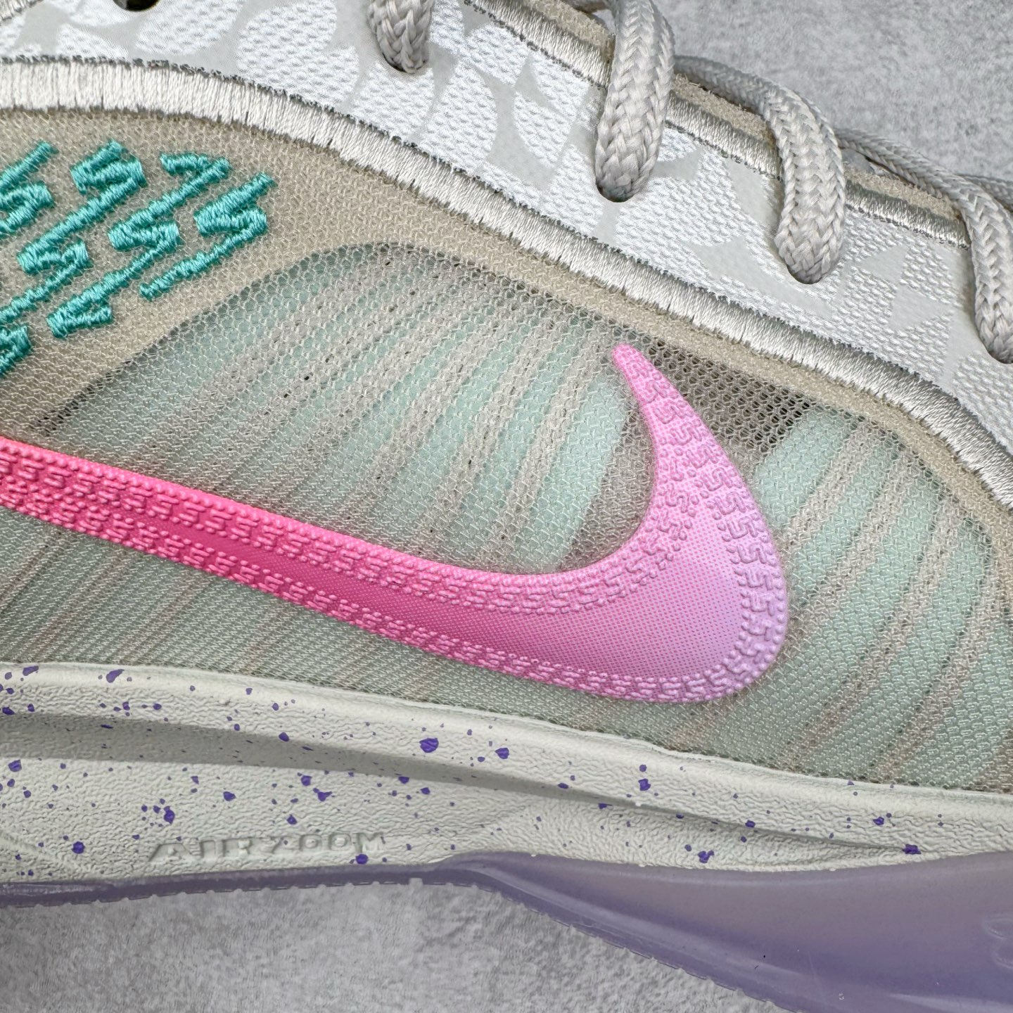 图片[17]-＃Max/灭世 NK Sabrina 2 萨布丽娜二代签名减震防滑低帮篮球鞋 Titan联名 HQ1846-001 革新登场🌪🔝颠覆革新出货‼️缓震配置独家革新！实战属性直接拉满👊🏻实战天花板上限再度提升！实战亲测-性能体验吊打国产同价位鞋款 ⚫️前掌扇形zoom➕增配中足抗扭片➕增配后掌马蹄ZOOM气垫（正品仅配置前掌扇形zoom） 完美解决 正品抗扭不足问题 ⚫️采用科比5代鞋楦以及龙骨数据打造！前后落差仅6mm！小科5实至名归！ ⚫️鞋身➕鞋头增配高频补强层，提升鞋头以及脚踝支撑性 ⚫️鞋垫采用高弹缓震垫材质-磨合一场直接贴合脚型☑️ ⚫️外底加厚2mm，升级止滑配方，磨合一次，抓地原地起飞 后卫旗舰有且只在灭世纯原（支持市场任意货品正面PK） 真材实料，肉眼可见！革新升级绝非空穴来风！灭世纯原内外兼修，用态度诠释最强实战货品👊🏻 尺码：39-46（尺码建议：标准亚洲楦 无需大半码）-选品中心