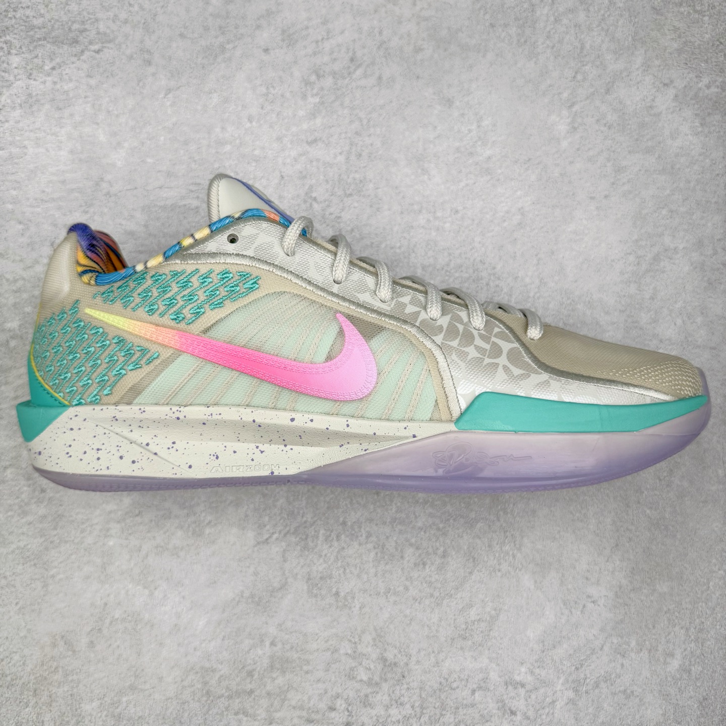 ＃Max/灭世 NK Sabrina 2 萨布丽娜二代签名减震防滑低帮篮球鞋 Titan联名 HQ1846-001 革新登场🌪🔝颠覆革新出货‼️缓震配置独家革新！实战属性直接拉满👊🏻实战天花板上限再度提升！实战亲测-性能体验吊打国产同价位鞋款 ⚫️前掌扇形zoom➕增配中足抗扭片➕增配后掌马蹄ZOOM气垫（正品仅配置前掌扇形zoom） 完美解决 正品抗扭不足问题 ⚫️采用科比5代鞋楦以及龙骨数据打造！前后落差仅6mm！小科5实至名归！ ⚫️鞋身➕鞋头增配高频补强层，提升鞋头以及脚踝支撑性 ⚫️鞋垫采用高弹缓震垫材质-磨合一场直接贴合脚型☑️ ⚫️外底加厚2mm，升级止滑配方，磨合一次，抓地原地起飞 后卫旗舰有且只在灭世纯原（支持市场任意货品正面PK） 真材实料，肉眼可见！革新升级绝非空穴来风！灭世纯原内外兼修，用态度诠释最强实战货品👊🏻 尺码：39-46（尺码建议：标准亚洲楦 无需大半码）-选品中心