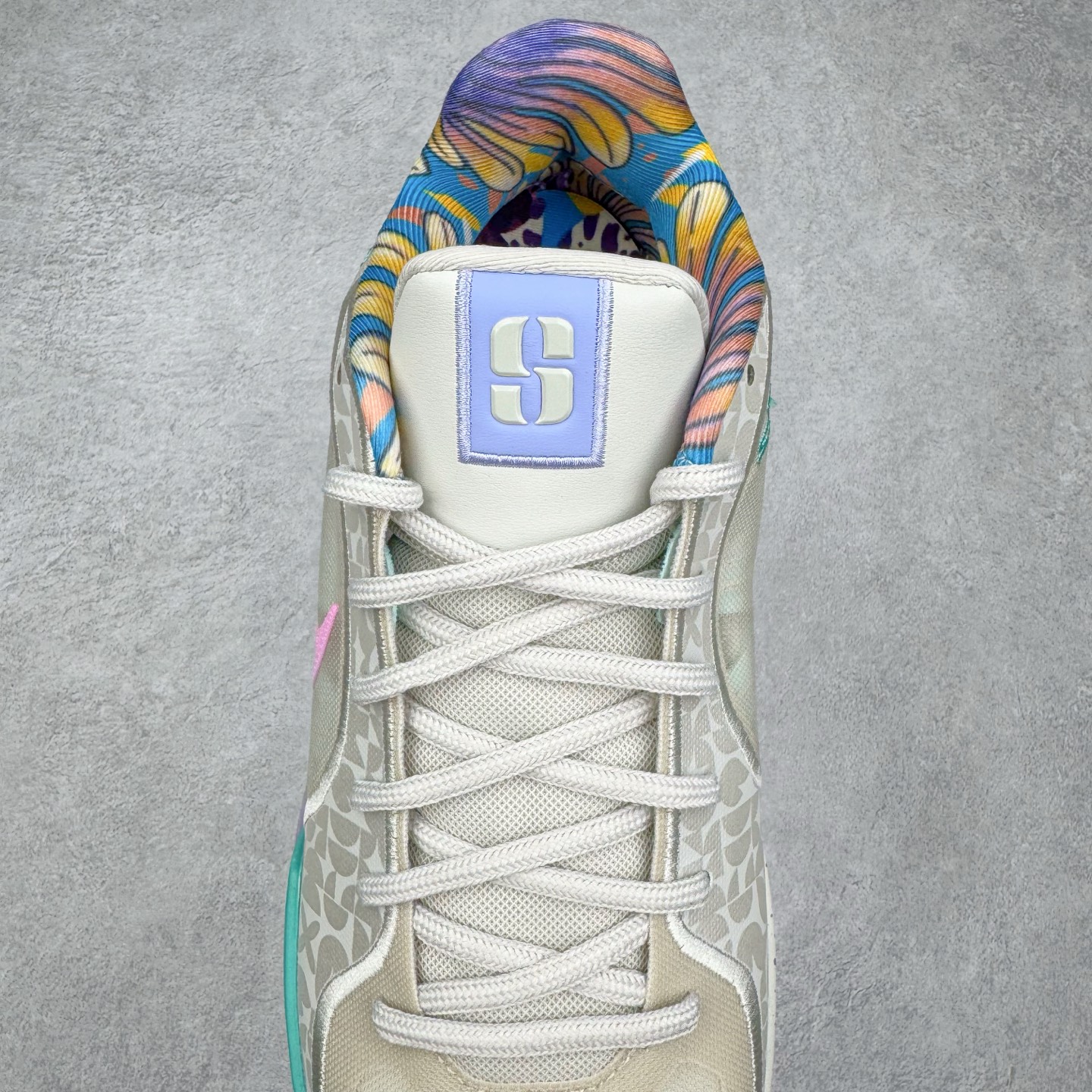 图片[5]-＃Max/灭世 NK Sabrina 2 萨布丽娜二代签名减震防滑低帮篮球鞋 Titan联名 HQ1846-001 革新登场🌪🔝颠覆革新出货‼️缓震配置独家革新！实战属性直接拉满👊🏻实战天花板上限再度提升！实战亲测-性能体验吊打国产同价位鞋款 ⚫️前掌扇形zoom➕增配中足抗扭片➕增配后掌马蹄ZOOM气垫（正品仅配置前掌扇形zoom） 完美解决 正品抗扭不足问题 ⚫️采用科比5代鞋楦以及龙骨数据打造！前后落差仅6mm！小科5实至名归！ ⚫️鞋身➕鞋头增配高频补强层，提升鞋头以及脚踝支撑性 ⚫️鞋垫采用高弹缓震垫材质-磨合一场直接贴合脚型☑️ ⚫️外底加厚2mm，升级止滑配方，磨合一次，抓地原地起飞 后卫旗舰有且只在灭世纯原（支持市场任意货品正面PK） 真材实料，肉眼可见！革新升级绝非空穴来风！灭世纯原内外兼修，用态度诠释最强实战货品👊🏻 尺码：39-46（尺码建议：标准亚洲楦 无需大半码）-选品中心