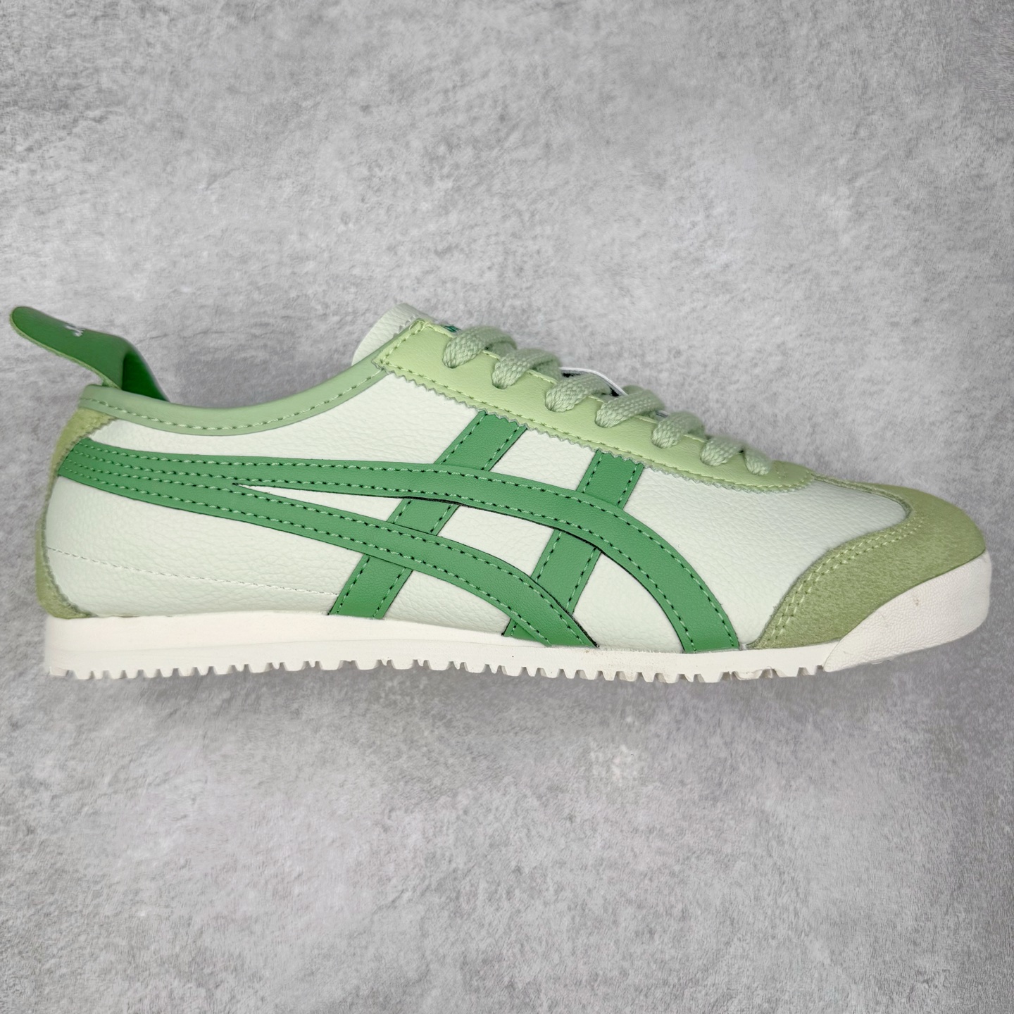 ＃纯原福利 Asics Onitsuka Tiger MEXICO 66 亚瑟士鬼冢虎复古经典板鞋 市场最强版本 原厂牛津布加持 海外订单工厂出品 超成熟稳定的做工品控 原装全套纸板楦头开发 原汁原味 完美呈现版型 私模正确鞋底咬花纹路 一比一鞋头弧度高度鞋身弧度 绝不口嗨 细节品控鞋型随意秒杀市面 原档咬花纹路私模大底 一个单元有六个三角形 总体形拼接呈现花瓣状 官方四联吊牌 原装Ortholite轻量化鞋垫 原盒原配 质保卡 说明书 钢印防尘纸 纸板中底带钢印 乳胶组合鞋垫 支持全方位的对比专柜 产品从款式颜色造型上体现出追求舒适和细节的完美 鞋类更是推崇手工制作的严谨与完美 融舒适性与可穿性的设计风格 注重细节的完美和别致魅力 既保持稳重 又不失轻松的时尚感 尺码：36 37 37.5 38 39 39.5 40 40.5 41.5 42 42.5 43.5 44 45-选品中心