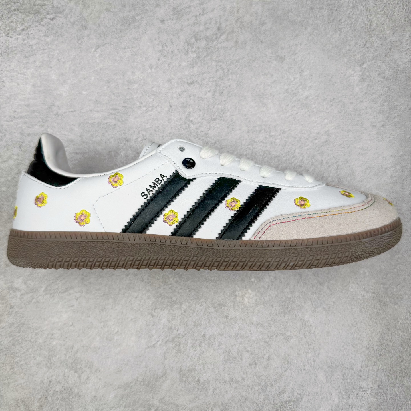 AD Original Samba OG 复古经典轻便板鞋 IF4391 口碑大厂出品 品控大底版型不断改良更新 全套原纸板楦头开发 确保原汁原味 完美呈现桑巴版型 一比一鞋头弧度高度鞋身弧度 此版本只针对中端市场 皮料材质有所更替 其他数据细节工艺流程均保持一致 绝不口嗨 细节品控鞋型随意对比 正确烫金高频细节 原装纳米超迁皮料 独家私模橡胶大底 原盒原配 这款桑巴鞋展示了高质量的工艺 带有装饰的超锁缝制和无缝的手感 柔软、柔软的皮革造型和标志性的3条纹完成了精致的外观 正规合身鞋带 鞋面上有绒面鞋垫 橡胶鞋底 享受正畸套筒软感 自50年代首次亮相以来就一直在赢得粉丝的青睐 尺码：35.5 36 36.5 37.5 38 38.5 39 40 40.5 41 42 42.5 43 44 44.5 45-选品中心