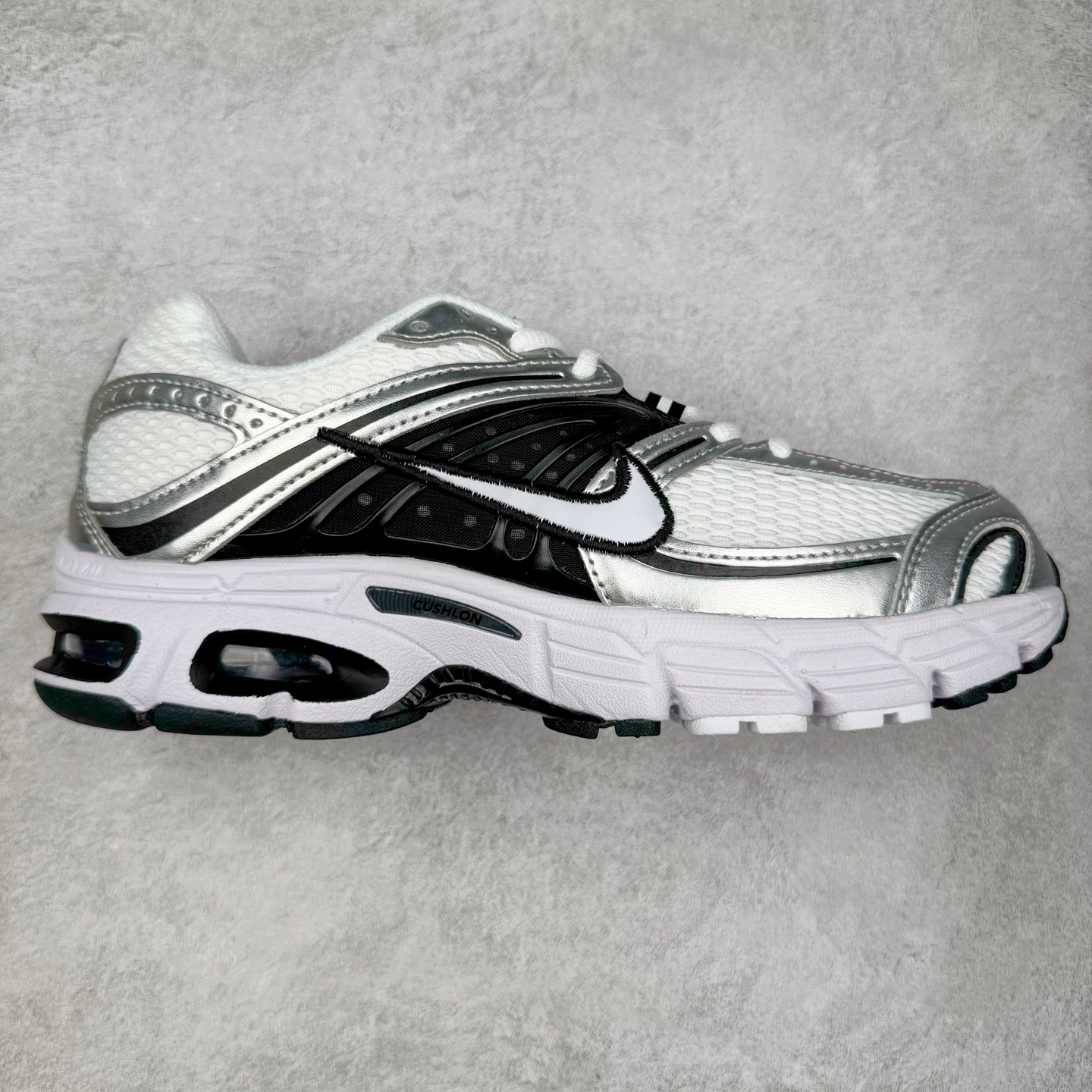 NK Air Max Moto 2K 舒适百搭耐磨 低帮跑步鞋 实拍调校N版已经零色差零失真 百分百还原实物色彩所见即所得 不存在货不对板色差等低级问题 选购参考实物拍摄 不混卖不参货 只用心做好货严格选品 承诺混一赔十 尺码：36 36.5 37.5 38 38.5 39 40 40.5 41 42 42.5 43 44 44.5 45-选品中心