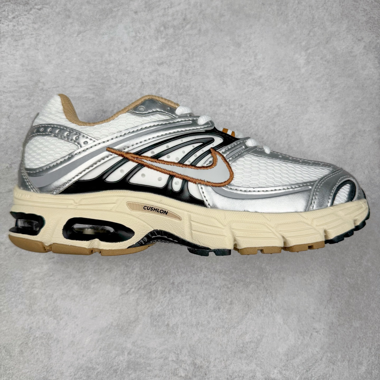 NK Air Max Moto 2K 舒适百搭耐磨 低帮跑步鞋 实拍调校N版已经零色差零失真 百分百还原实物色彩所见即所得 不存在货不对板色差等低级问题 选购参考实物拍摄 不混卖不参货 只用心做好货严格选品 承诺混一赔十 尺码：36 36.5 37.5 38 38.5 39 40 40.5 41 42 42.5 43 44 44.5 45-选品中心