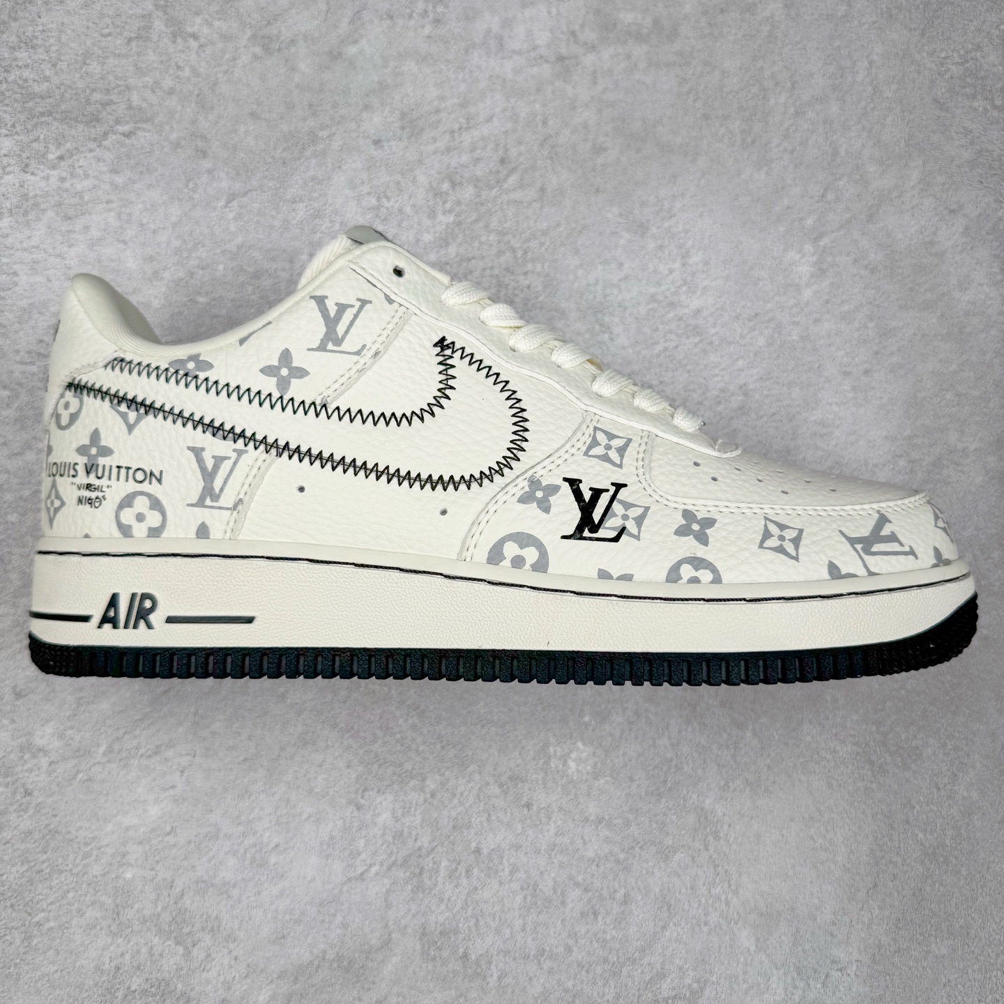 NK Air Force 1´07 Low 空军一号低帮百搭休闲运动板鞋 SC0607-557 柔软、弹性十足的缓震性能和出色的中底设计 横跨复古与现代的外型结合 造就出风靡全球 三十多年的Force 1 直到今天还深受青睐 实拍调校N版已经零色差零失真 百分百还原实物色彩所见即所得 不存在货不对板色差等低级问题 选购参考实物拍摄 不混卖不参货 只用心做好货严格选品 承诺混一赔十 尺码：36 36.5 37.5 38 38.5 39 40 40.5 41 42 42.5 43 44 44.5 45-选品中心