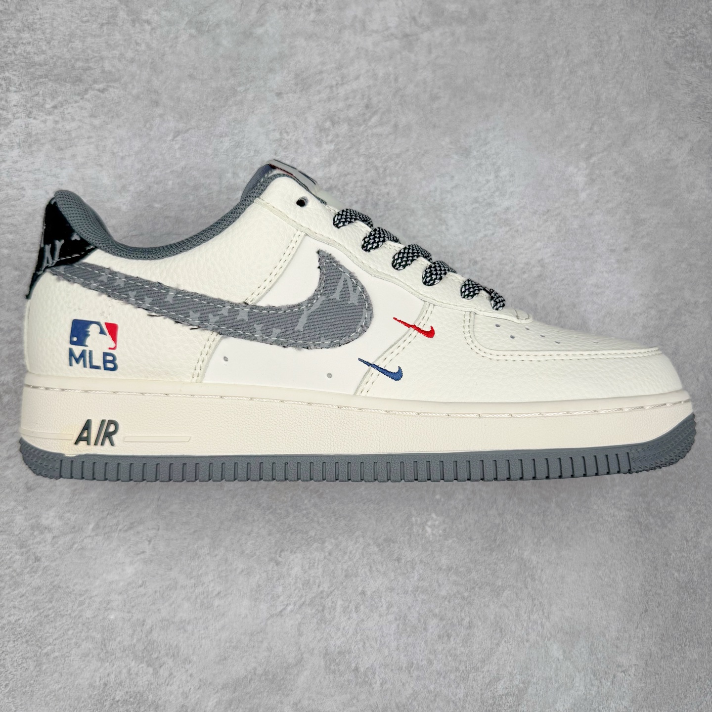 NK Air Force 1´07 Low 空军一号低帮百搭休闲运动板鞋 QW5606-264 柔软、弹性十足的缓震性能和出色的中底设计 横跨复古与现代的外型结合 造就出风靡全球 三十多年的Force 1 直到今天还深受青睐 实拍调校N版已经零色差零失真 百分百还原实物色彩所见即所得 不存在货不对板色差等低级问题 选购参考实物拍摄 不混卖不参货 只用心做好货严格选品 承诺混一赔十 尺码：36 36.5 37.5 38 38.5 39 40 40.5 41 42 42.5 43 44 44.5 45-选品中心