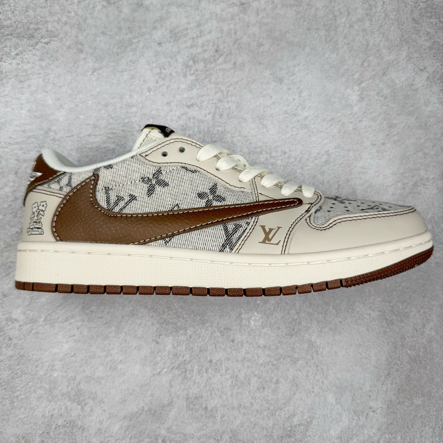 TS x Air Jordan AJ1 Low 倒钩低帮联名定制配色 XS7089-605 原厂内置气垫魔块 A模大底 头层小牛皮 鞋舌AJ原厂专用牛津布+AJ专用反口珍珠布+原厂无杂质高弹内里海棉+特殊封边弹力鞋带 实拍调校N版已经零色差零失真 百分百还原实物色彩所见即所得 不存在货不对板色差等低级问题 选购参考实物拍摄 不混卖不参货 只用心做好货严格选品 承诺混一赔十 尺码：36 36.5 37.5 38 38.5 39 40 40.5 41 42 42.5 43 44 44.5 45-选品中心