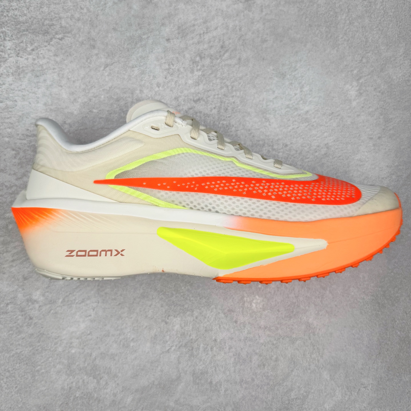 NK ZoomX Invincible Run Flyknit 6 轻量跑鞋 飞织低帮休闲运动慢跑鞋 FN8455-105 此鞋专为短跑运动员而生 是为 5 至 10 公里距离的赛事和训练打造 整体设计采用流线型的轻质工程网眼材质构成鞋面 并与其他 Running 旗舰鞋款同样搭载全脚掌 ZoomX 缓冲中底 搭配 Pebax 物料与橡胶外底 ZoomX StreakFly 首发配色以Prototype呈现 其灵感是来自开发期间的磨损测试 透过编号的标记与内侧的预期跑步距离突出研发过程 尺码：36 36.5 37.5 38 38.5 39 40 40.5 41 42 42.5 43 44 45-选品中心