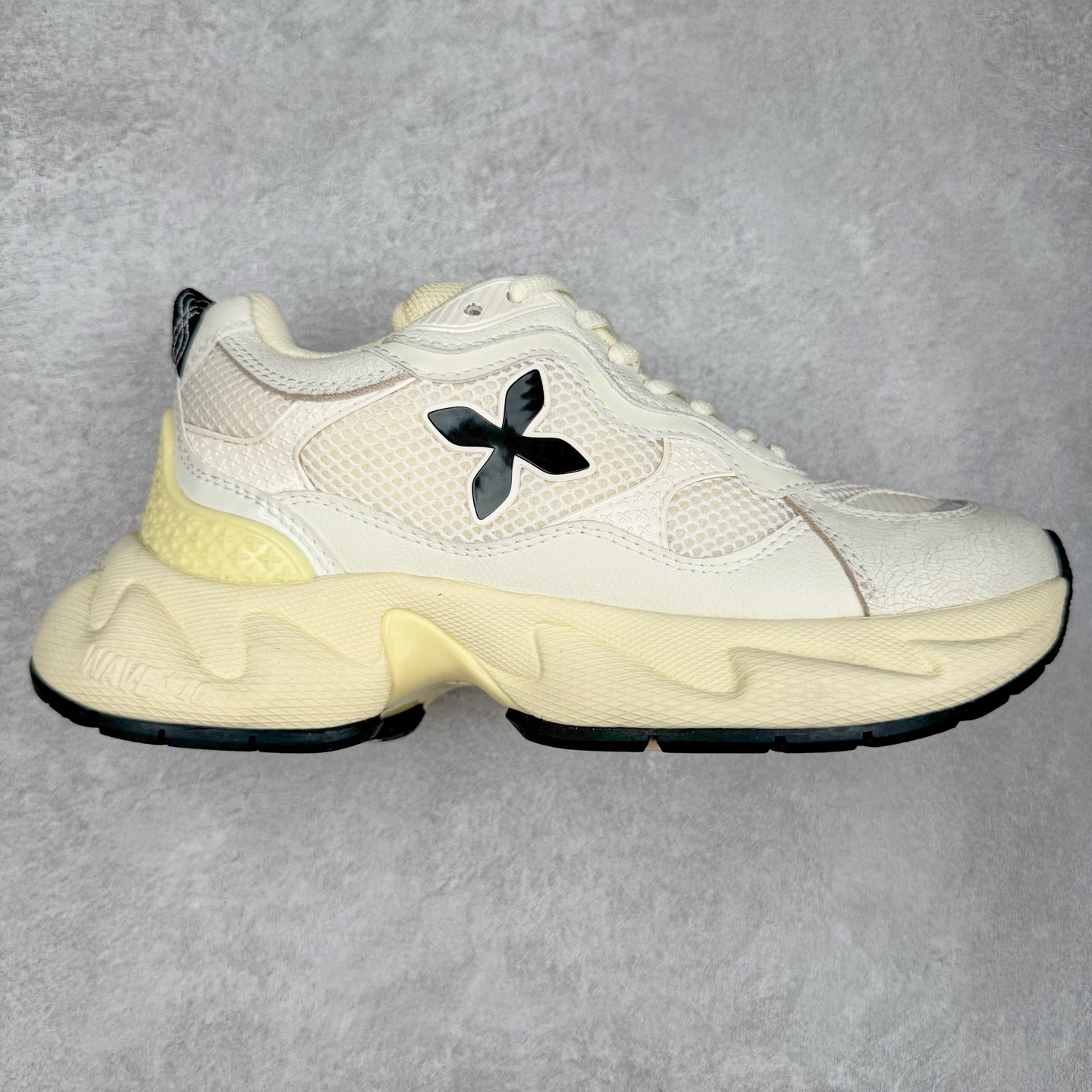 #福利特价 SMFK 复古厚底 纯原出品 024早春新款厚底运动鞋 一眼心动 质感拉满 上脚无敌增高\\t 闭眼可入 非常时髦的单品之一超多网红博主、明星都穿 smfk的运动鞋 真的是越看越上头\\t超级百搭\\t 面料:原版订制牛皮十网眼布面料 内里:透气网内里 鞋底:独家私模原版发泡(不是便宜的重底硬底)组合大底 尺码:35 36 37 38 39 40-选品中心