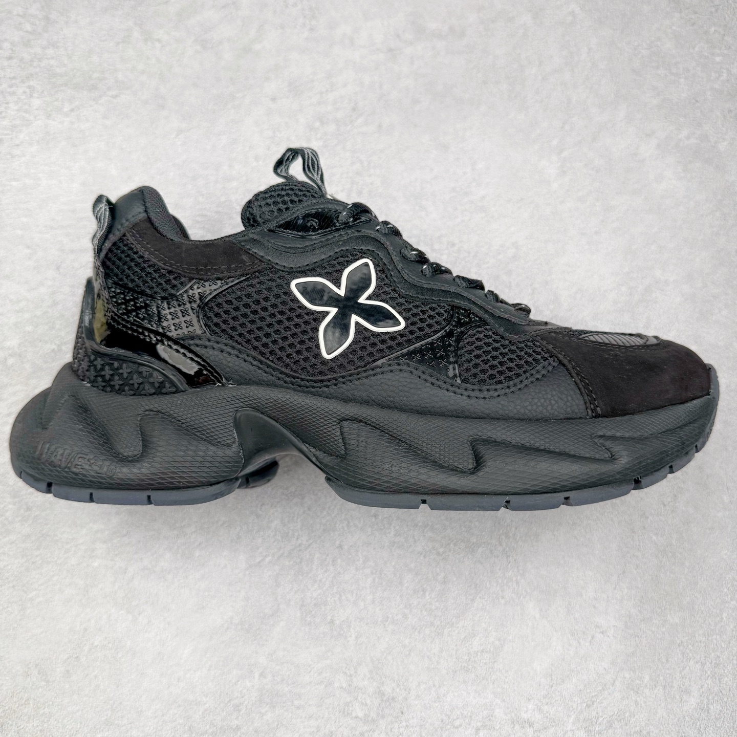 #福利特价 SMFK 复古厚底 纯原出品 024早春新款厚底运动鞋 一眼心动 质感拉满 上脚无敌增高\\t 闭眼可入 非常时髦的单品之一超多网红博主、明星都穿 smfk的运动鞋 真的是越看越上头\\t超级百搭\\t 面料:原版订制牛皮十网眼布面料 内里:透气网内里 鞋底:独家私模原版发泡(不是便宜的重底硬底)组合大底 尺码:35 36 37 38 39 40-选品中心